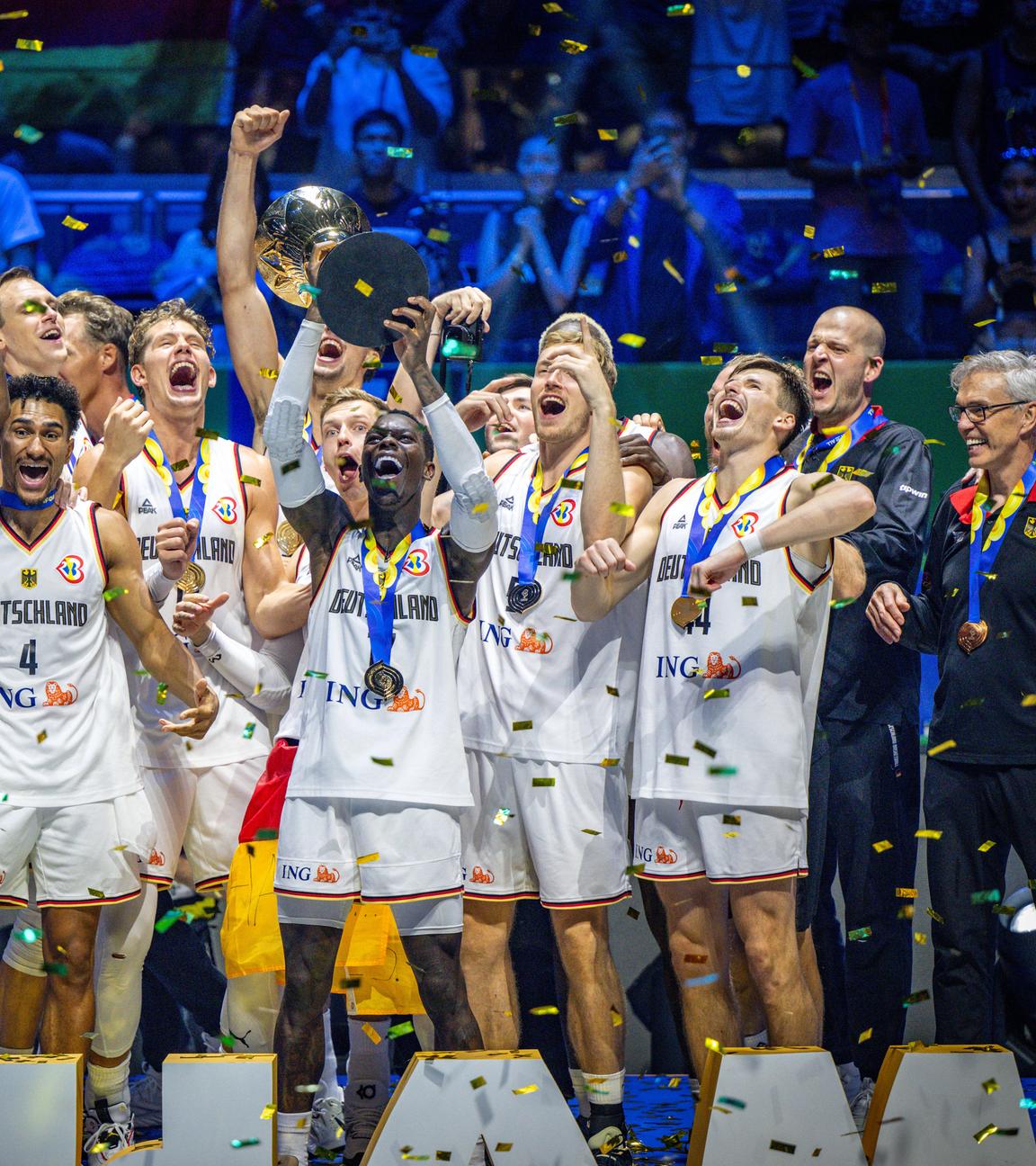 Die deutsche Basketballnationalmannschaft jubelt nach dem Sieg im WM-Finale