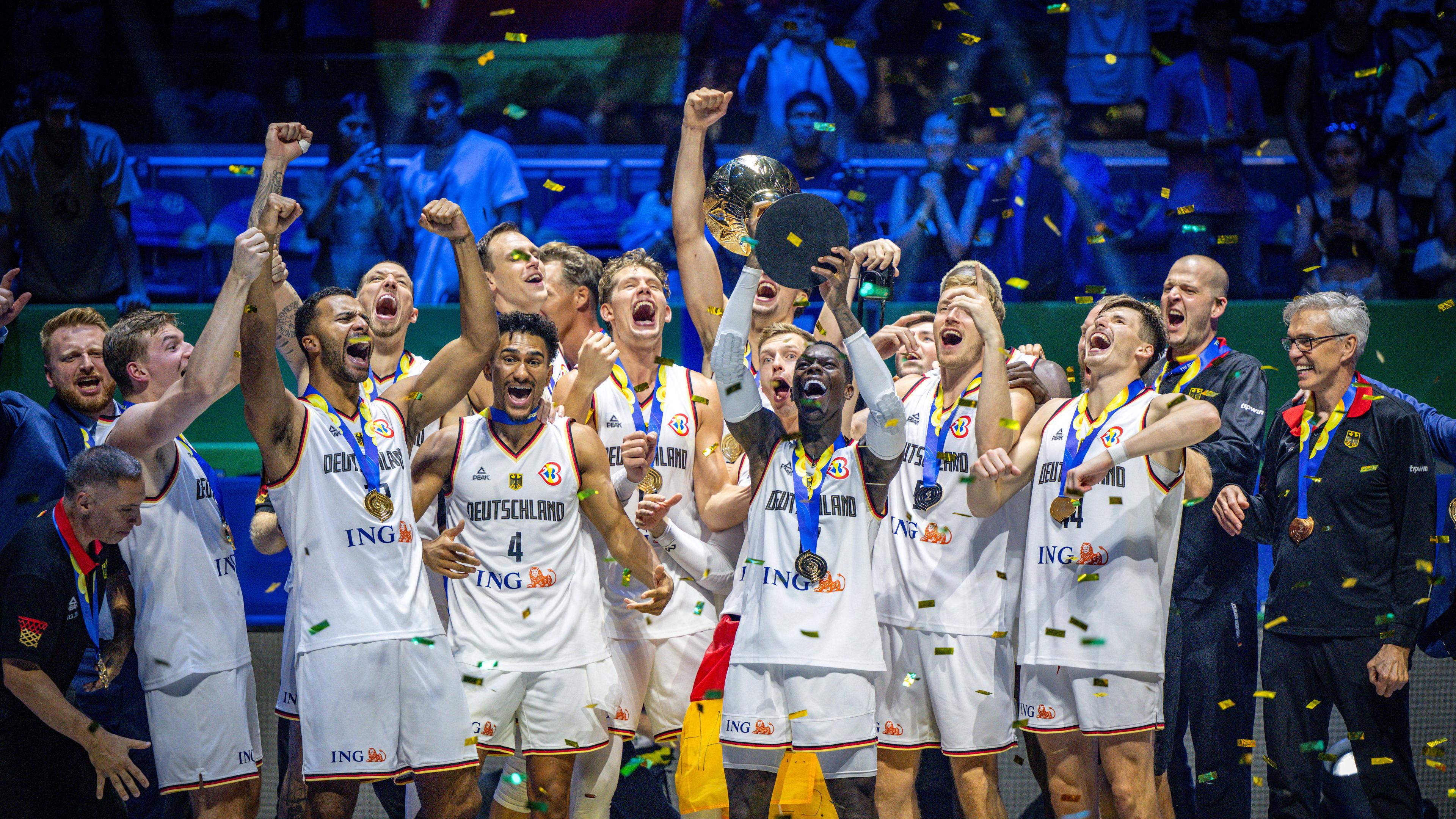 Die deutsche Basketballnationalmannschaft jubelt nach dem Sieg im WM-Finale