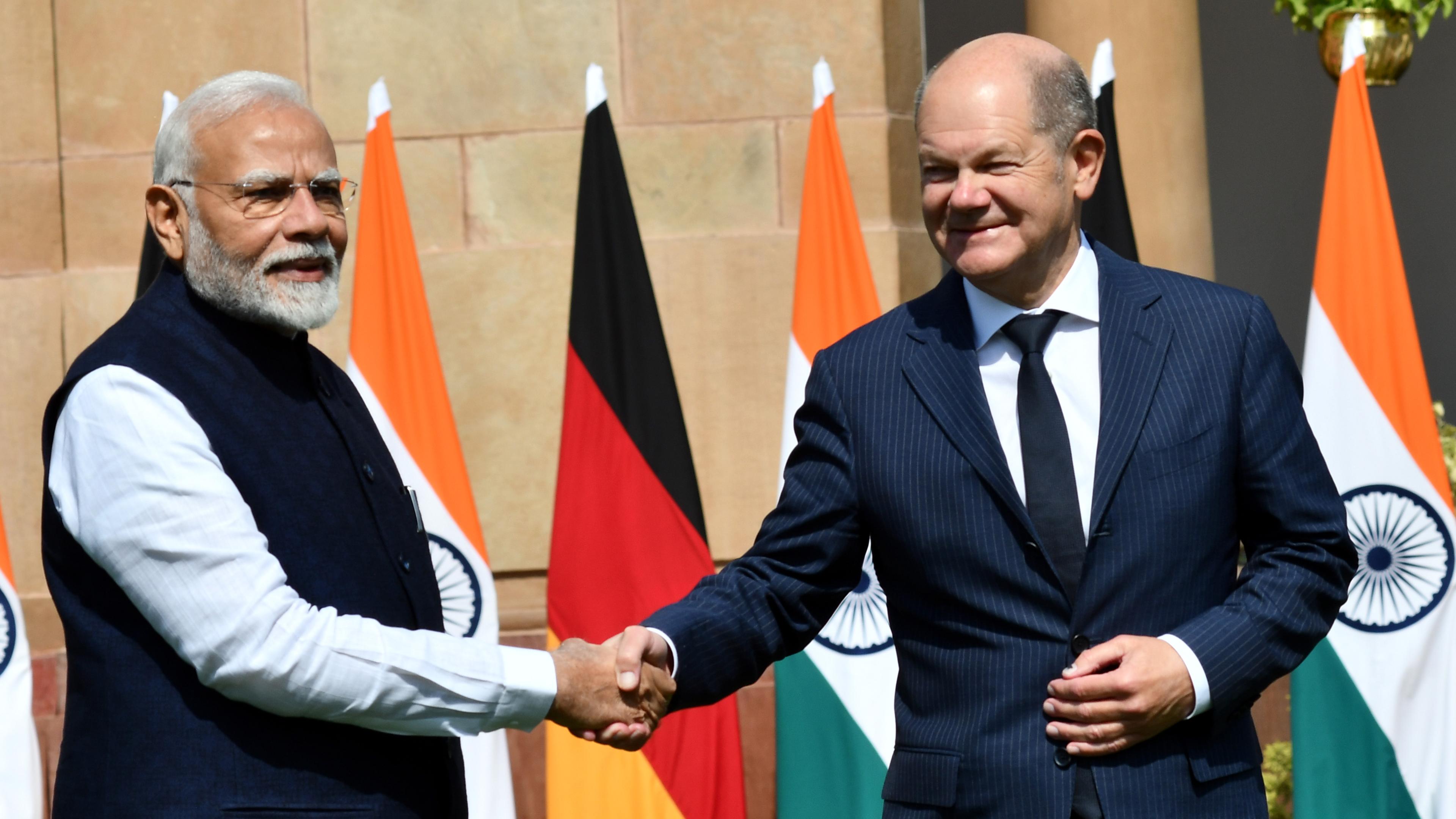 Premierminister Narenda Modi schüttelt Bundeskanzler Olaf Scholz die Hand