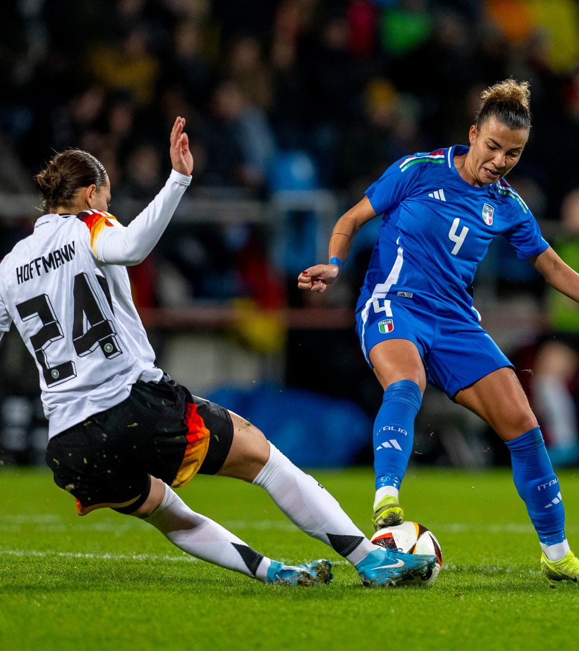 Deutschlands Giovanna Hoffmann (l-r), Italiens Arianna Caruso und Deutschlands Laura Freigang kämpfen um den Ball.