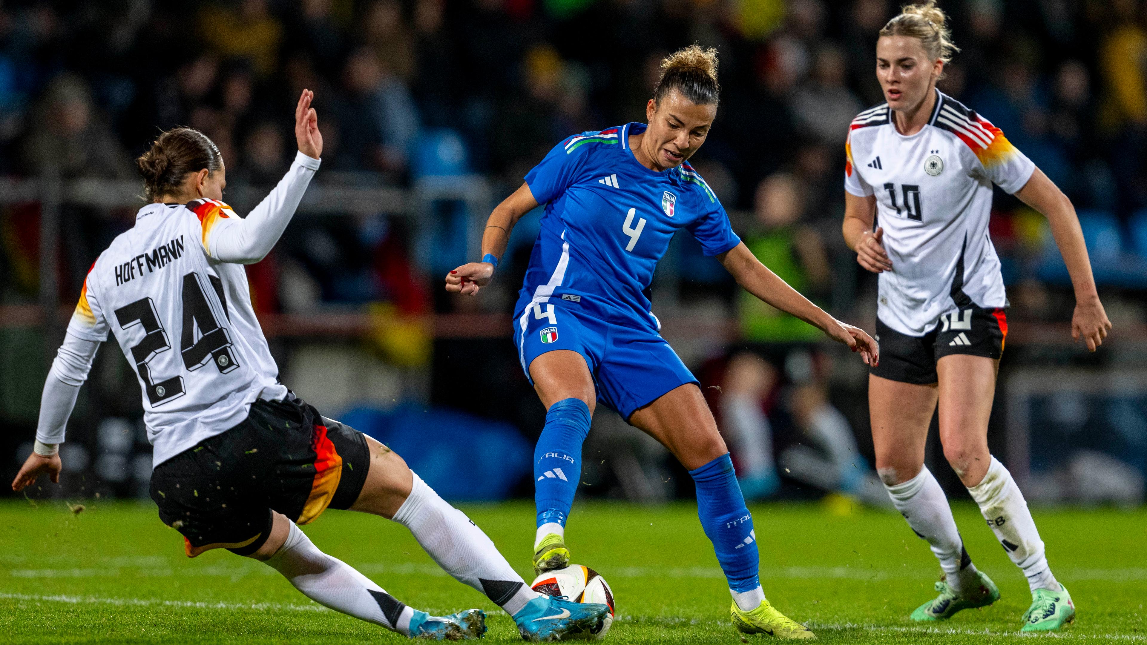 Deutschlands Giovanna Hoffmann (l-r), Italiens Arianna Caruso und Deutschlands Laura Freigang kämpfen um den Ball.