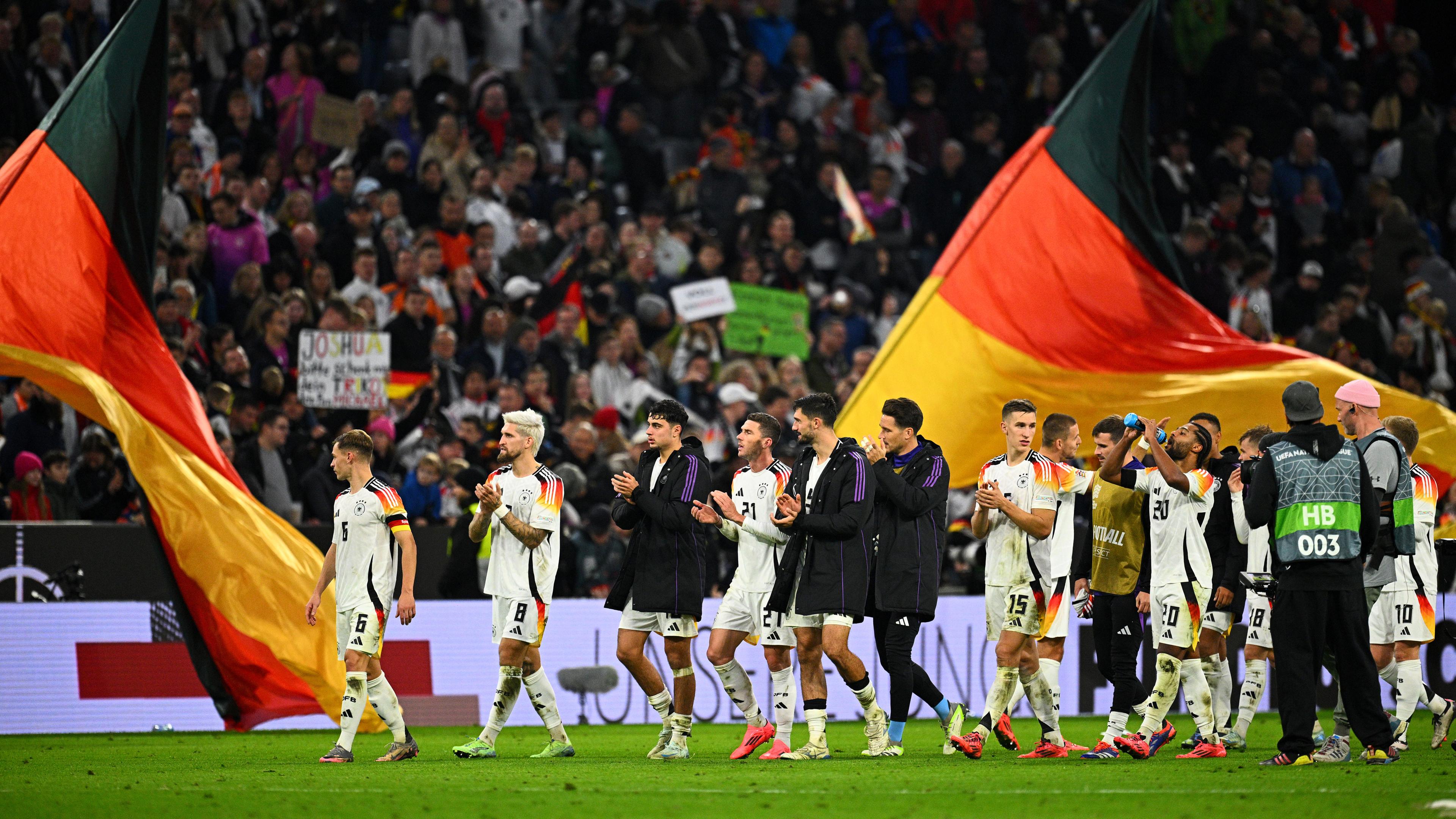 Fans feiern die DFB-Auswahl nach dem Abpfiff