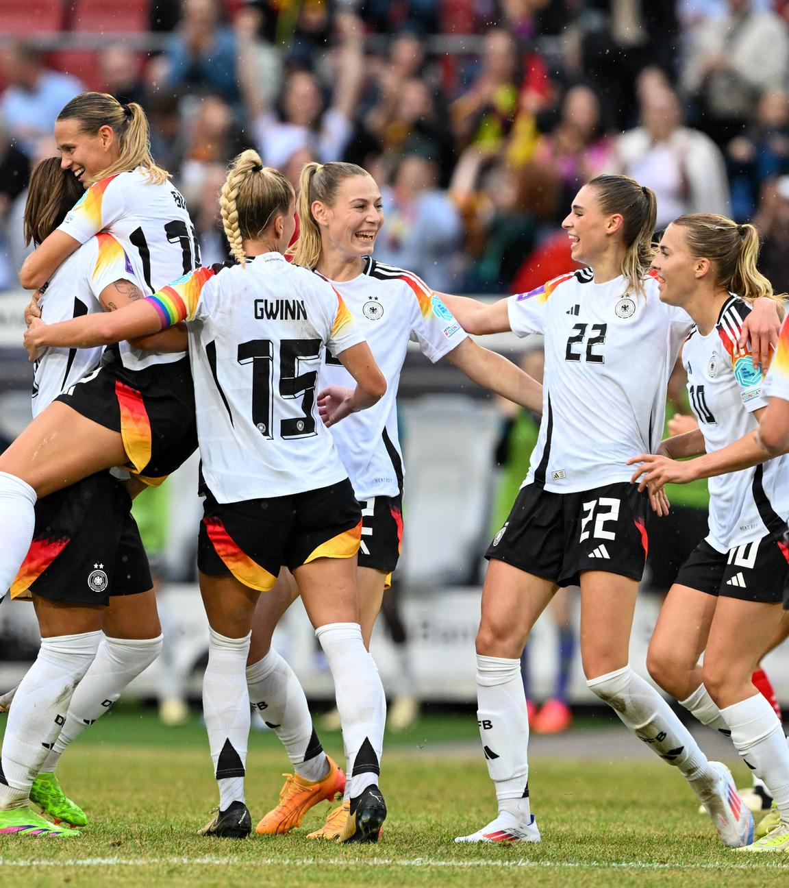 Die DFB-Frauen feiern das Tor zum 1:0 gegen Österreich