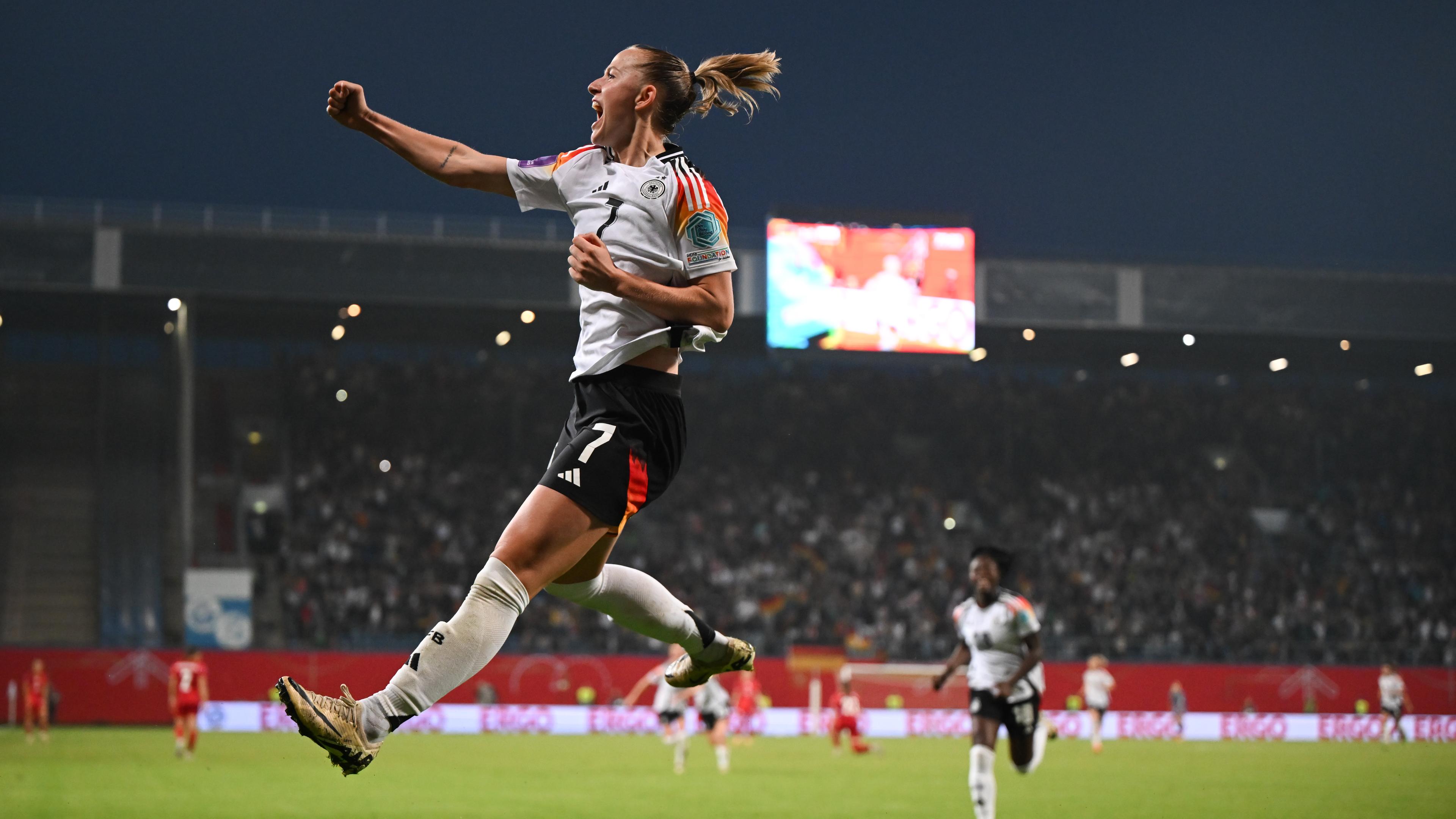 Deutschlands Lea Schüller jubelt über ihren Treffer zum 2:1 gegen Polen.