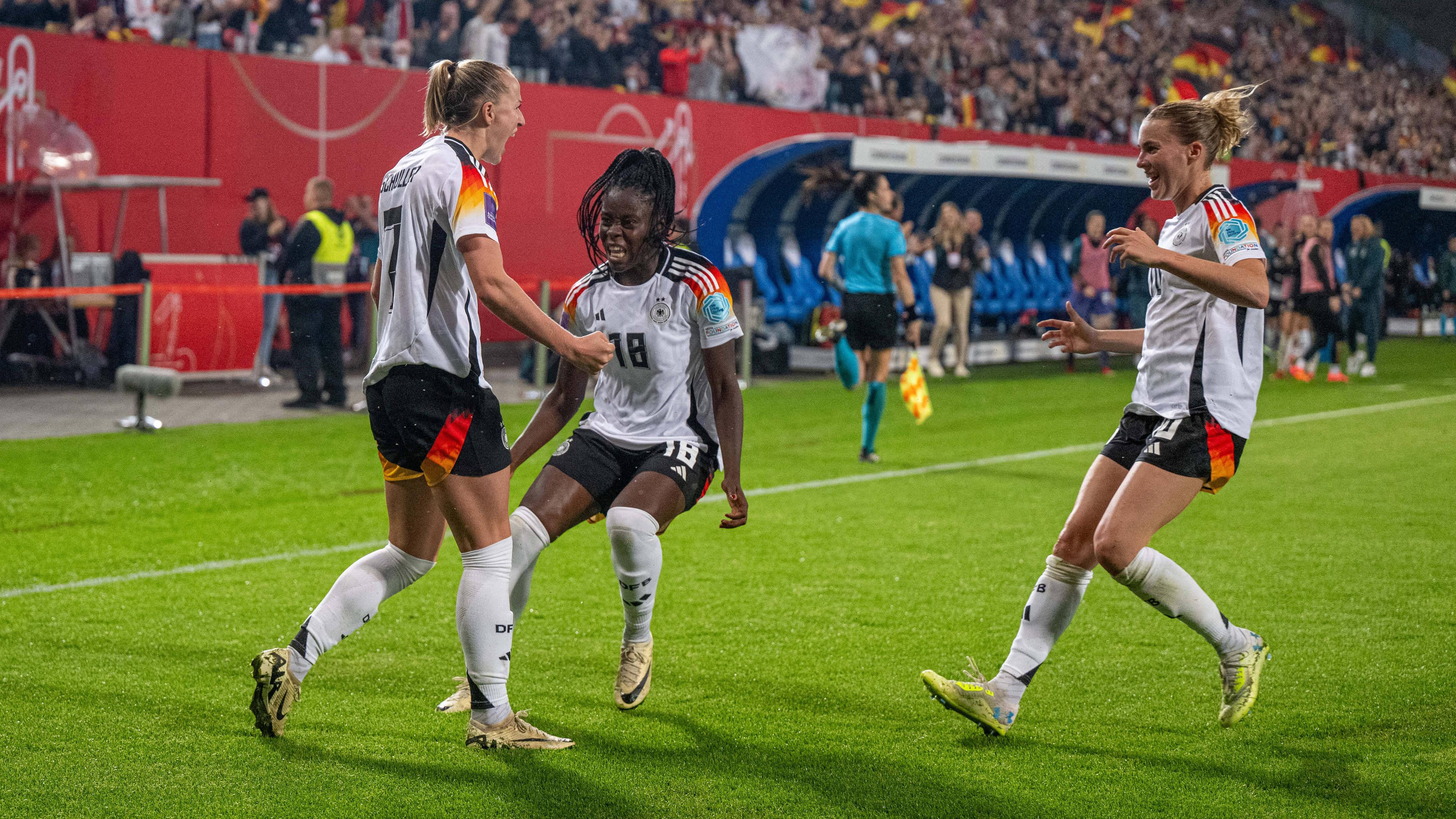 Die deutschen Frauen jubeln nach Lea Schüllers Tor zum 2:1 gegen Polen.