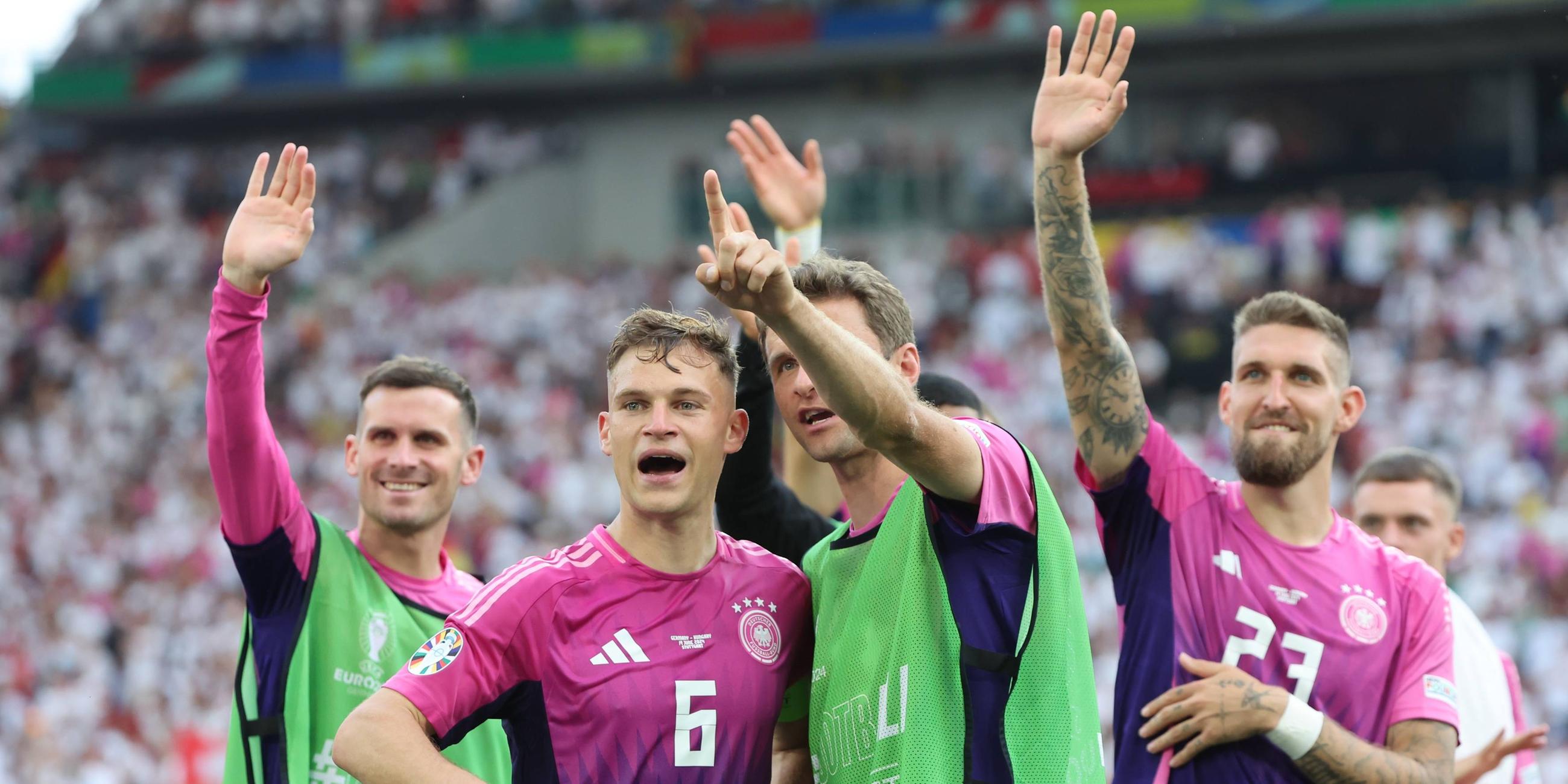 Die deutsche Mannschaft feiert ihren Einzug ins Achtelfinale der Europameisterschaft 2024.