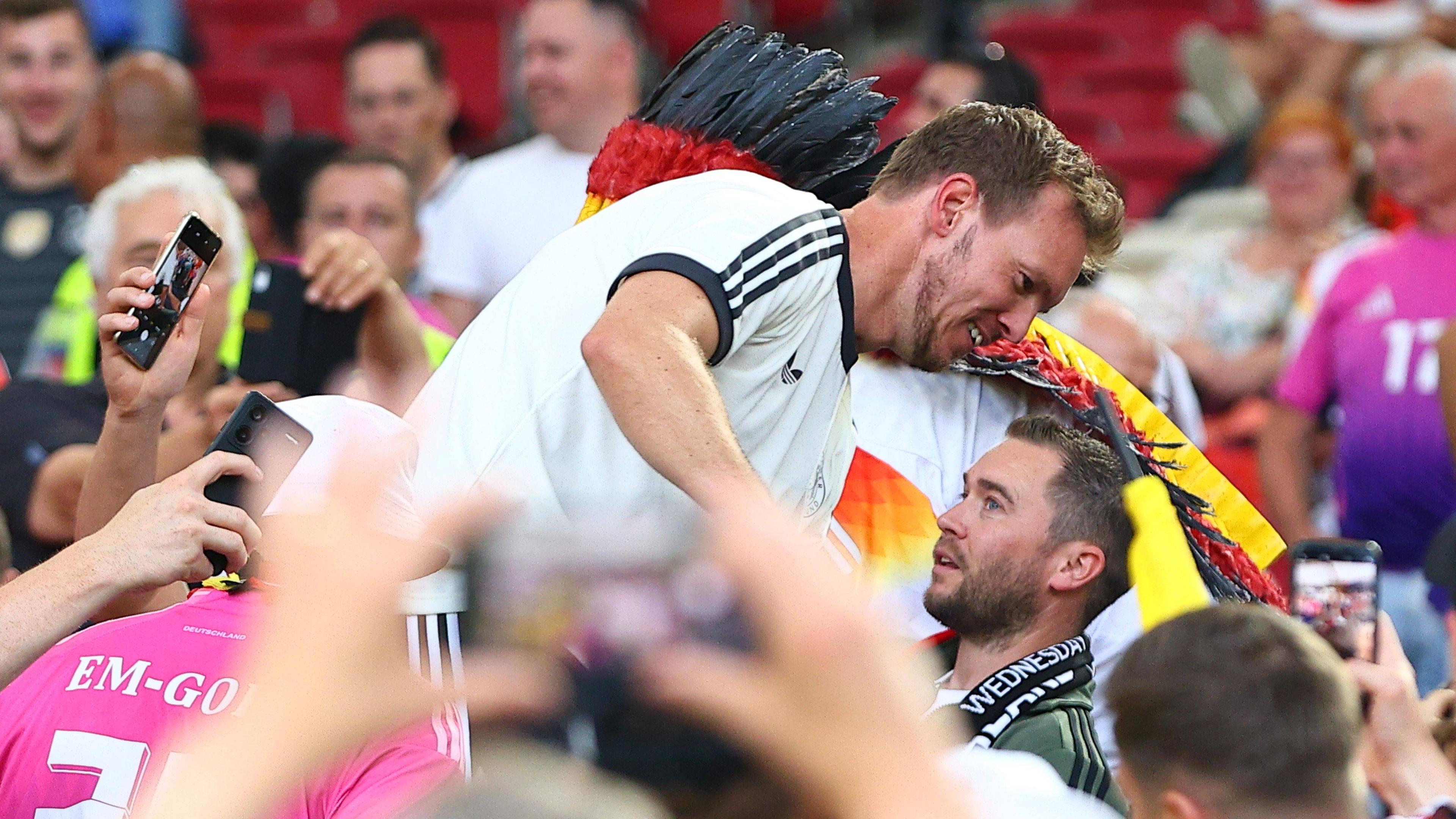 Julian Nagelsmann feiert mit deutschen Fans den Sieg gegen Ungarn.