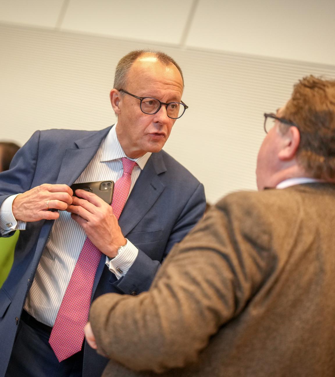 Berlin: Friedrich Merz (CDU), CDU-Bundesvorsitzender und Unionsfraktionsvorsitzender, nimmt an der Sondersitzung der Unions-Fraktion vor der Sitzung des Bundestags teil.