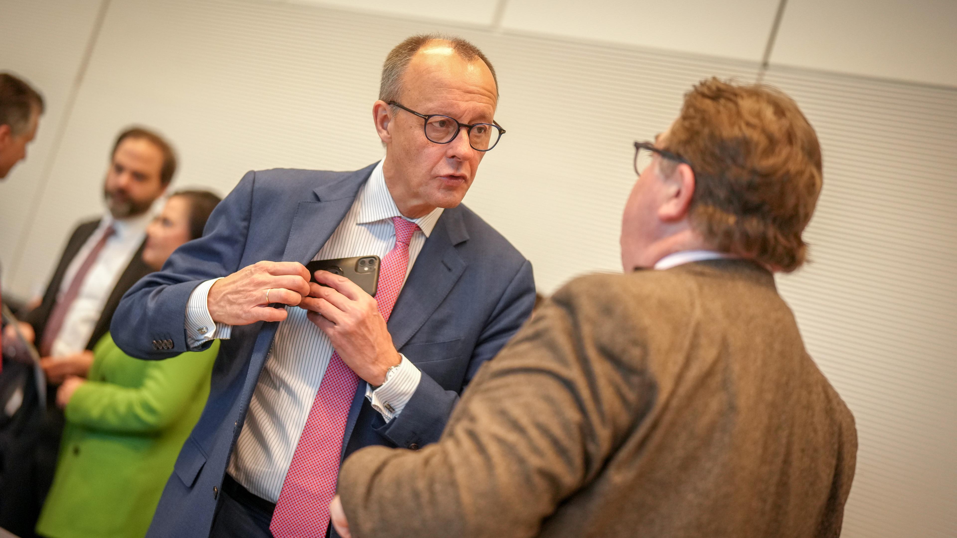 Berlin: Friedrich Merz (CDU), CDU-Bundesvorsitzender und Unionsfraktionsvorsitzender, nimmt an der Sondersitzung der Unions-Fraktion vor der Sitzung des Bundestags teil.