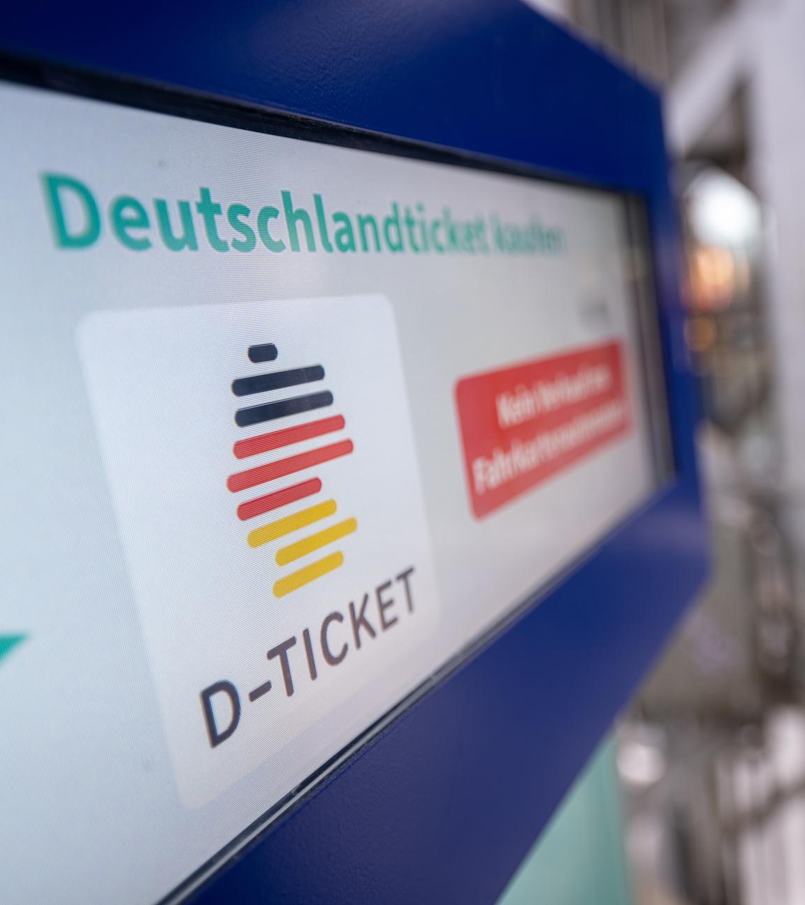 Ein Hinweis für das Deutschlandticket steht am Frankfurter Hauptbahnhof auf einem Fahrkartenautomaten.