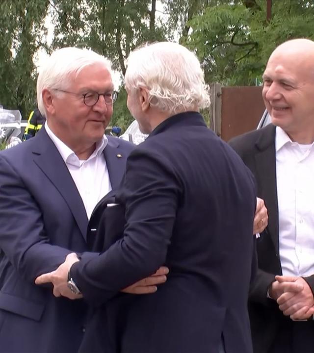 Frank-Walter Steinmeier begrüsst Rudi Völler