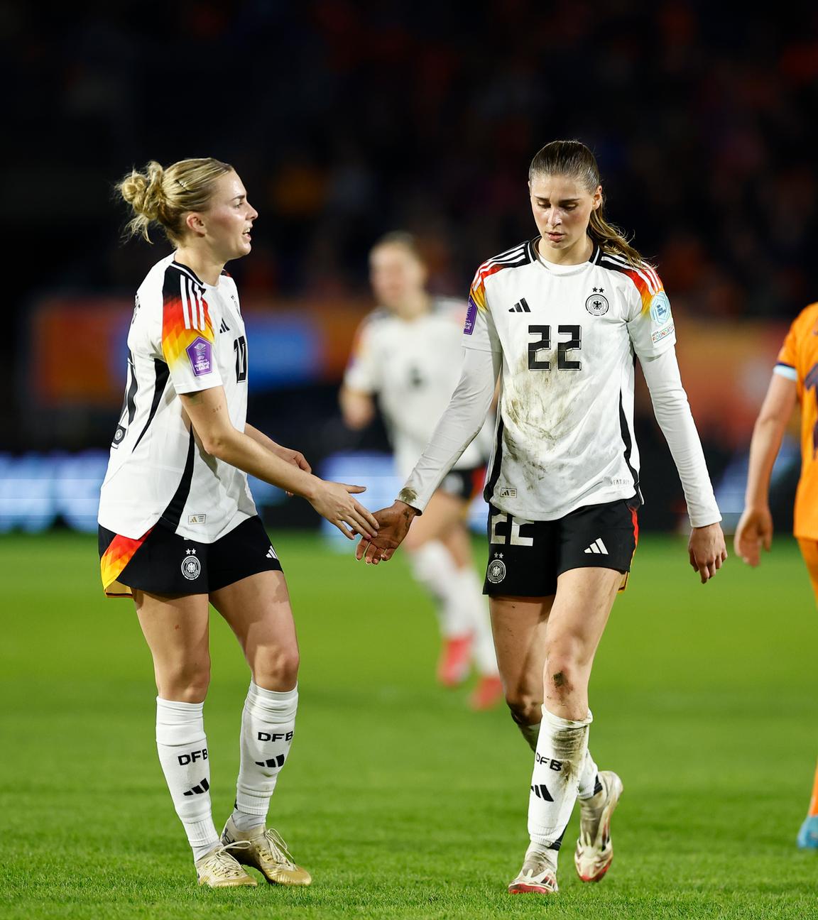 DFB-Spielerinnen Laura Freigang (l.) und Jule Brand beim Nations-League-Spiel in den Niederlanden