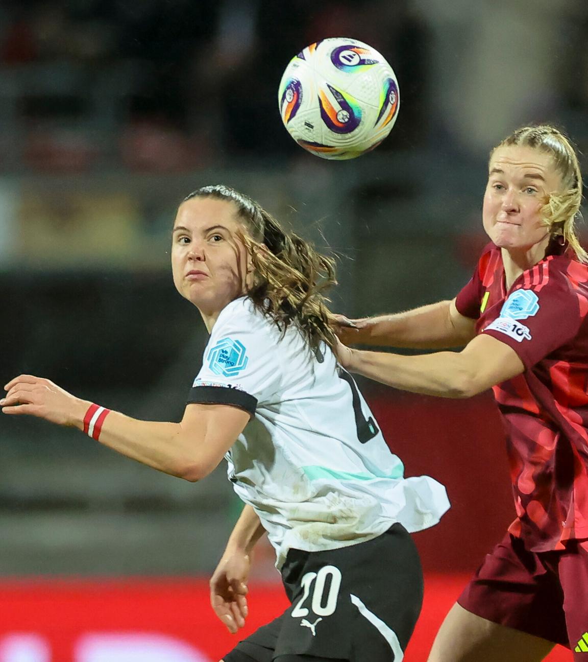 Lilli Purtscheller (Österreich/links) und Janina Minge visieren den Ball an.