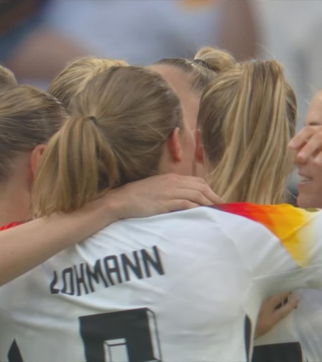 DFB-Frauen umarmen sich nach Sieg gegen Australien
