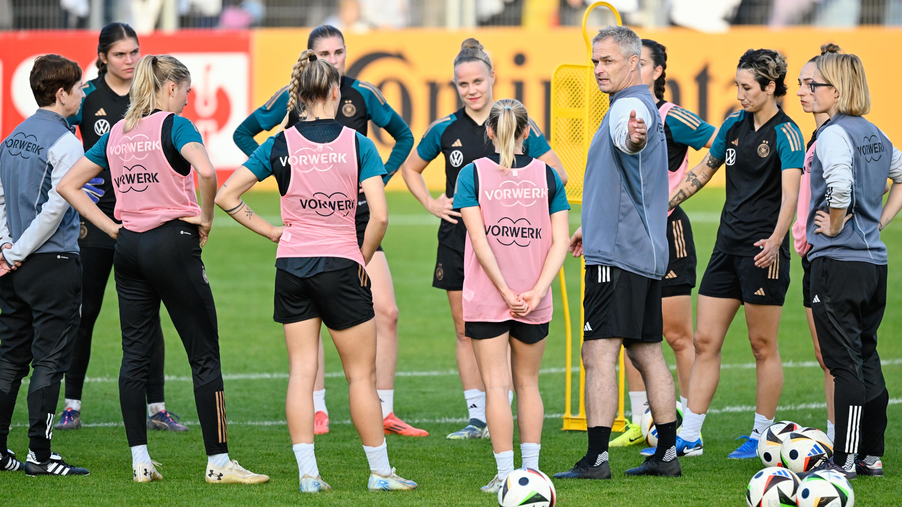 Bundestrainer Christian Wück im Gespräch mit seinen Spielerinnen