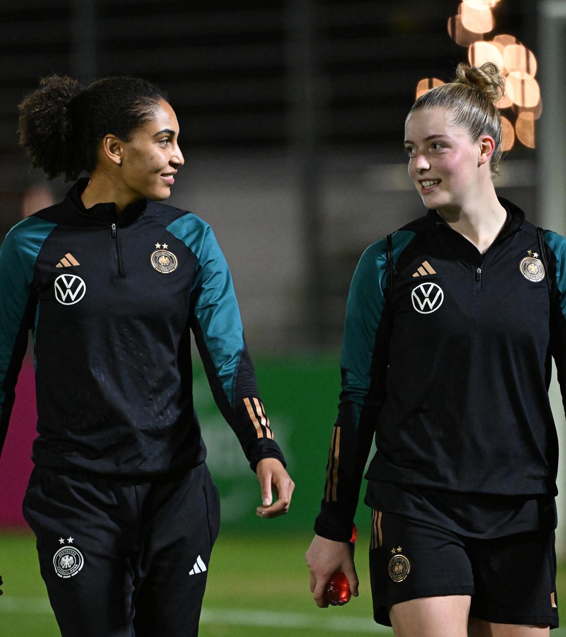 Jungnationalspielerinenn Cora Zicai (l.) und Alara Sehitler im Training der DFB-Frauen