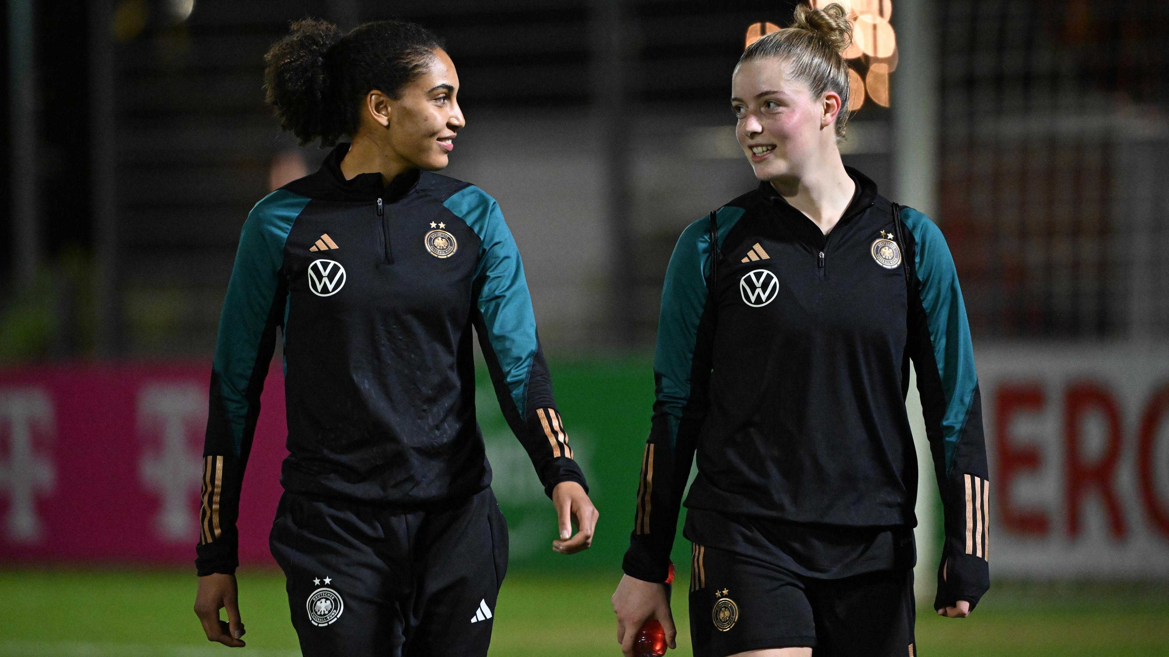 Jungnationalspielerinenn Cora Zicai (l.) und Alara Sehitler im Training der DFB-Frauen