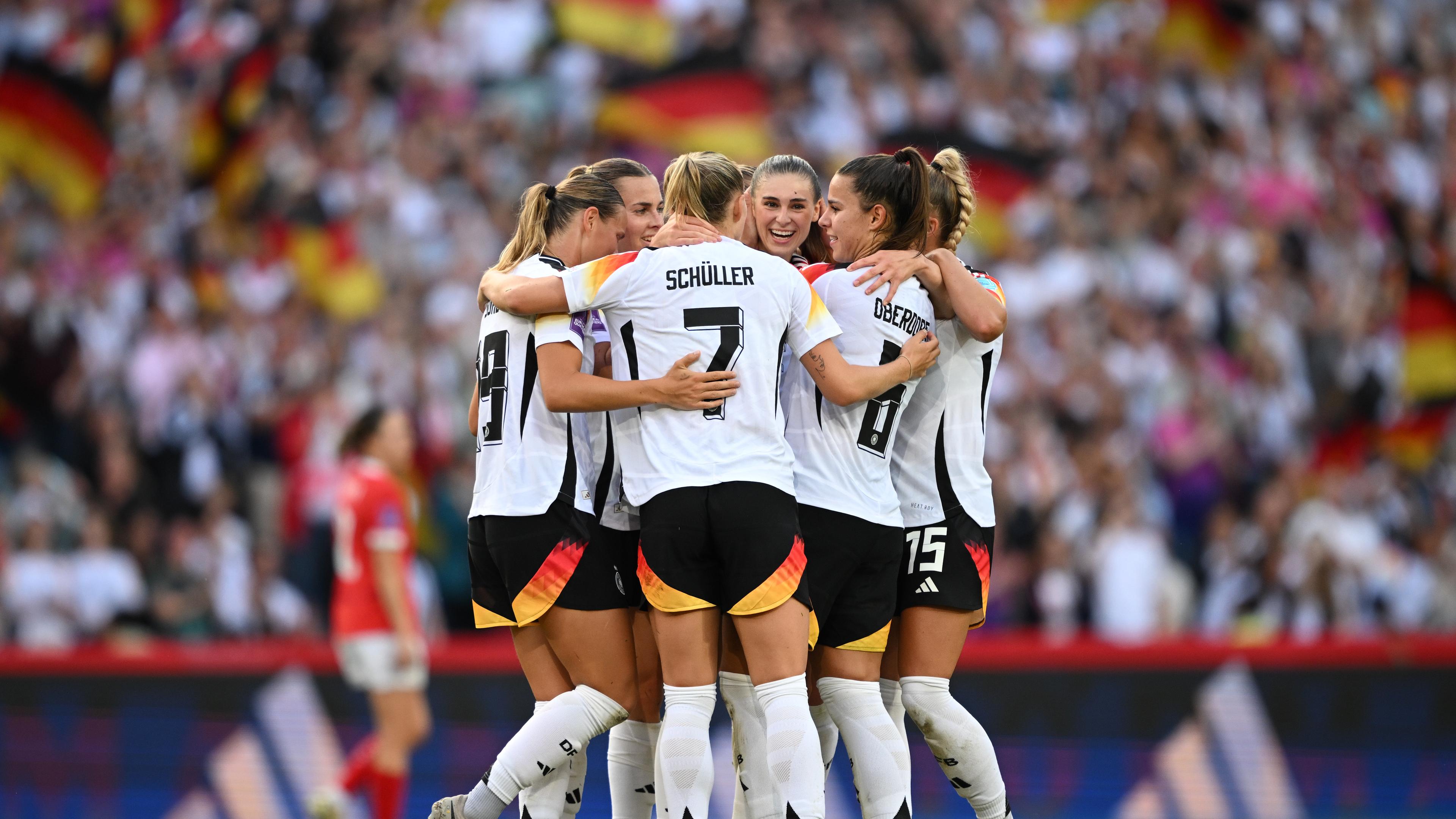 Fußball, Frauen: EM-Qualifikation, Deutschland - Österreich, Liga A, Gruppe 4, 6. Spieltag, Heinz von Heiden-Arena. Spielerinnen um Deutschlands Jule Brand jubeln nach deren 2:0.