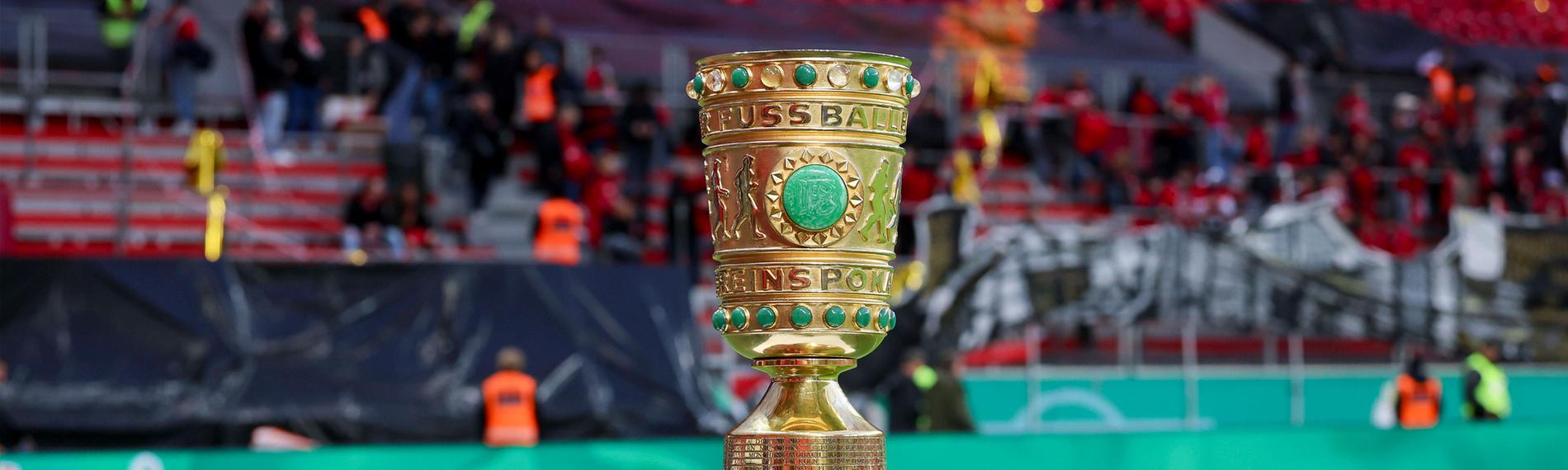 Der DFB-Pokal steht auf einem Tisch,