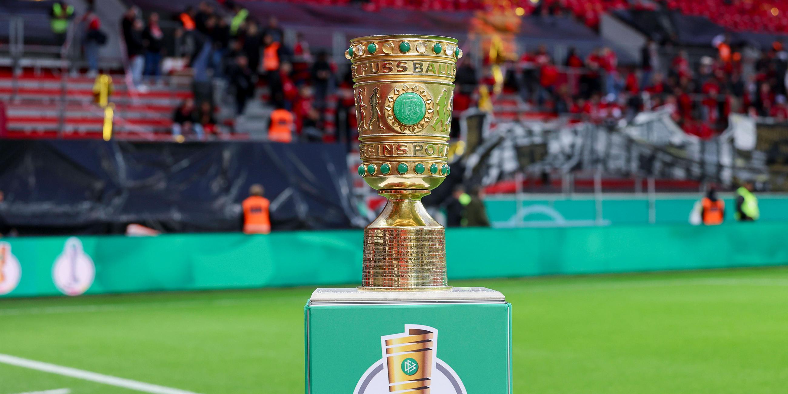 Der DFB-Pokal steht auf einem Tisch,