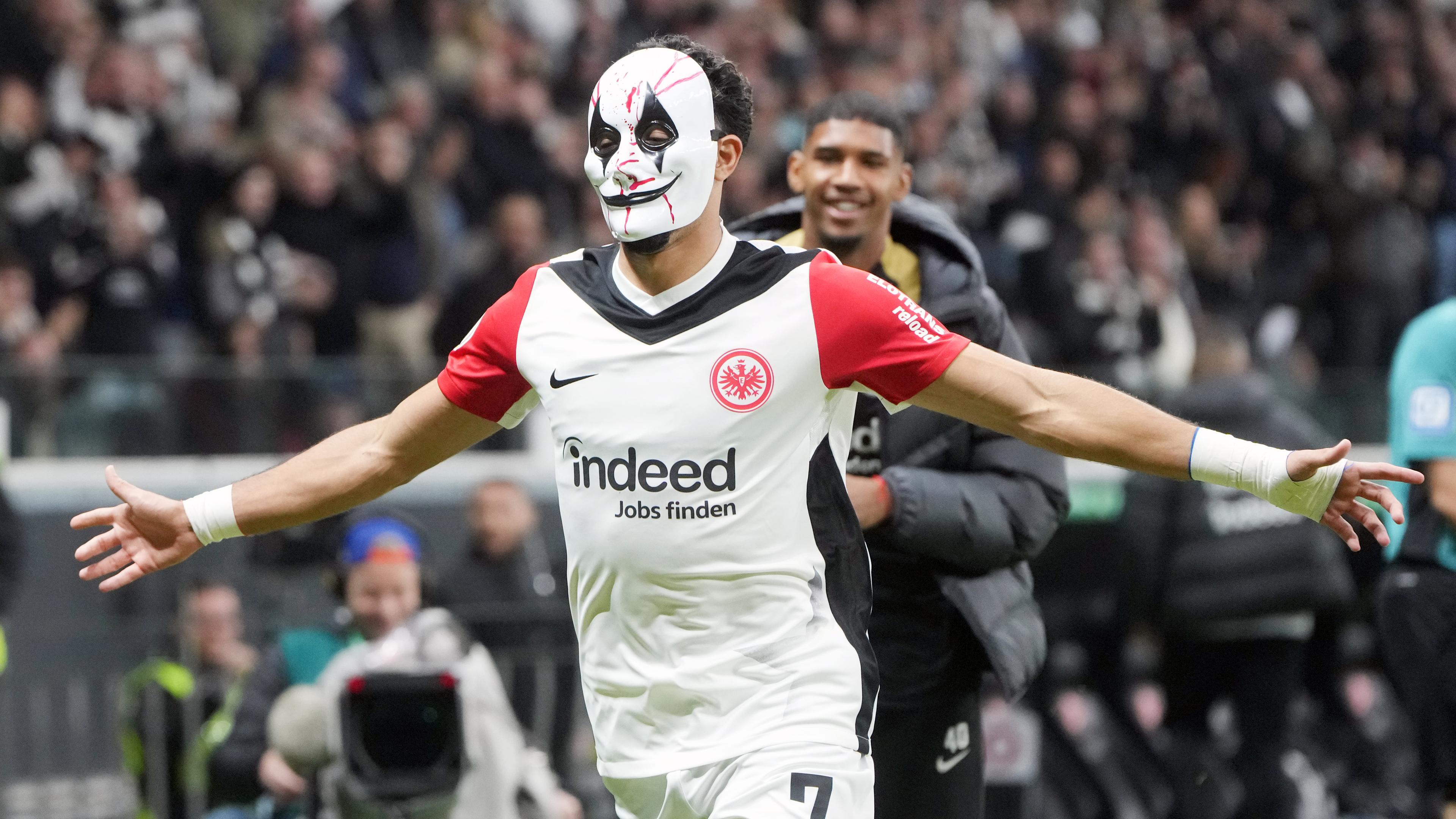 Frankfurts Omar Marmoush jubelt nach seinem entscheidenten Tor zum 2:1 mit einer Halloween-Maske.