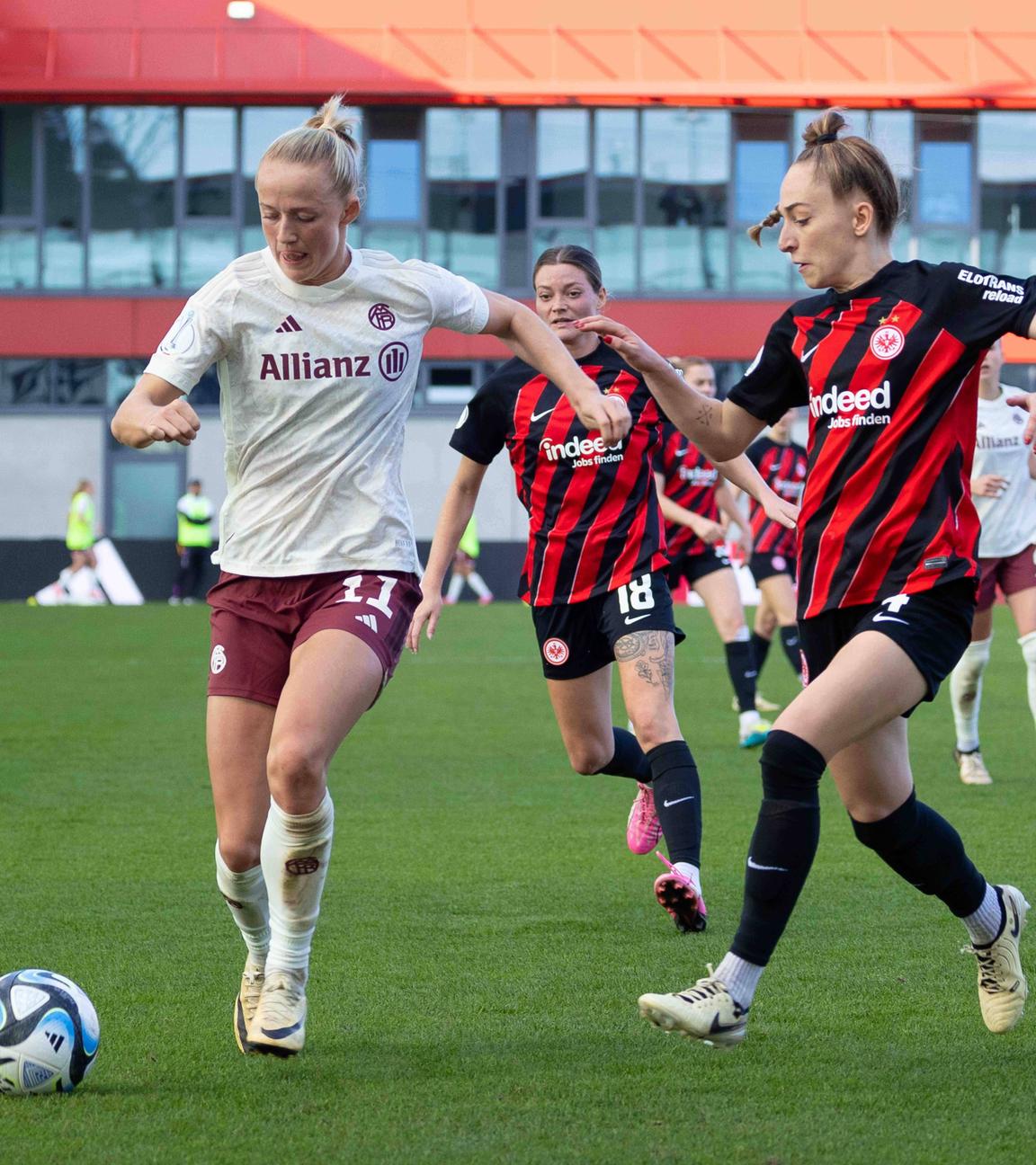 DFB Pokal, Frauen, FC Bayern München - Eintracht Frankfurt: Lea Schüller (Bayern Muenchen) im Zweikampf mit Sophia Kleinherne (Frankfurt)