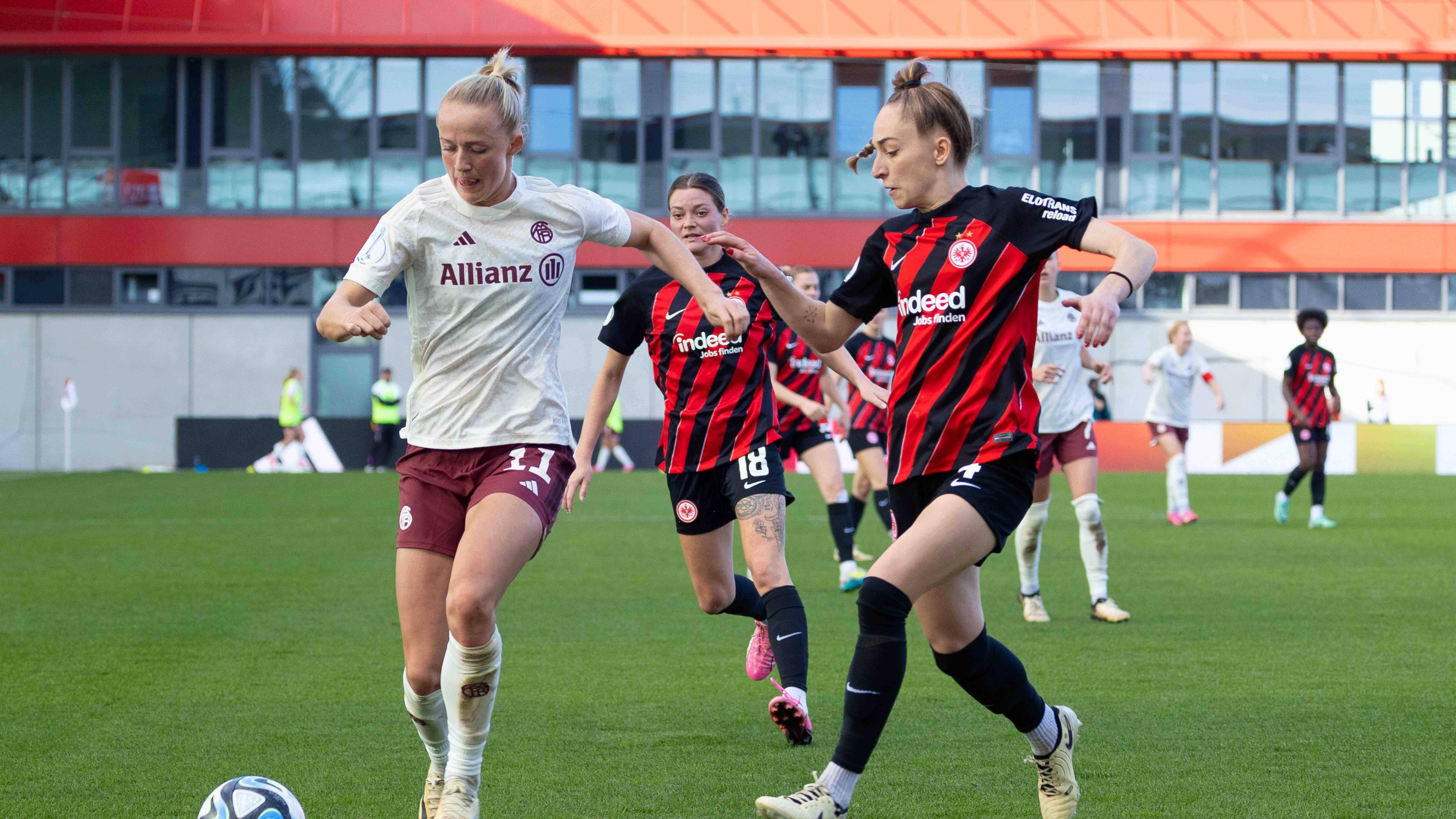 DFB Pokal, Frauen, FC Bayern München - Eintracht Frankfurt: Lea Schüller (Bayern Muenchen) im Zweikampf mit Sophia Kleinherne (Frankfurt)