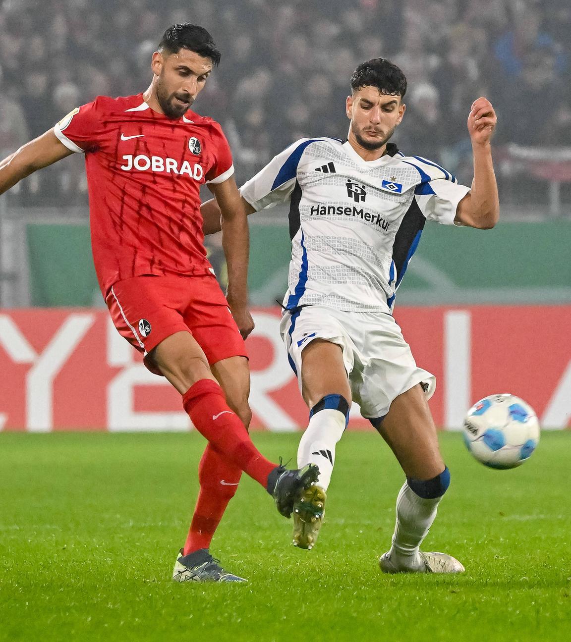 Vincenzo Grifo vom SC Freiburg und Daniel Elfadli vom Hamburger SV kämpfen um den Ball.