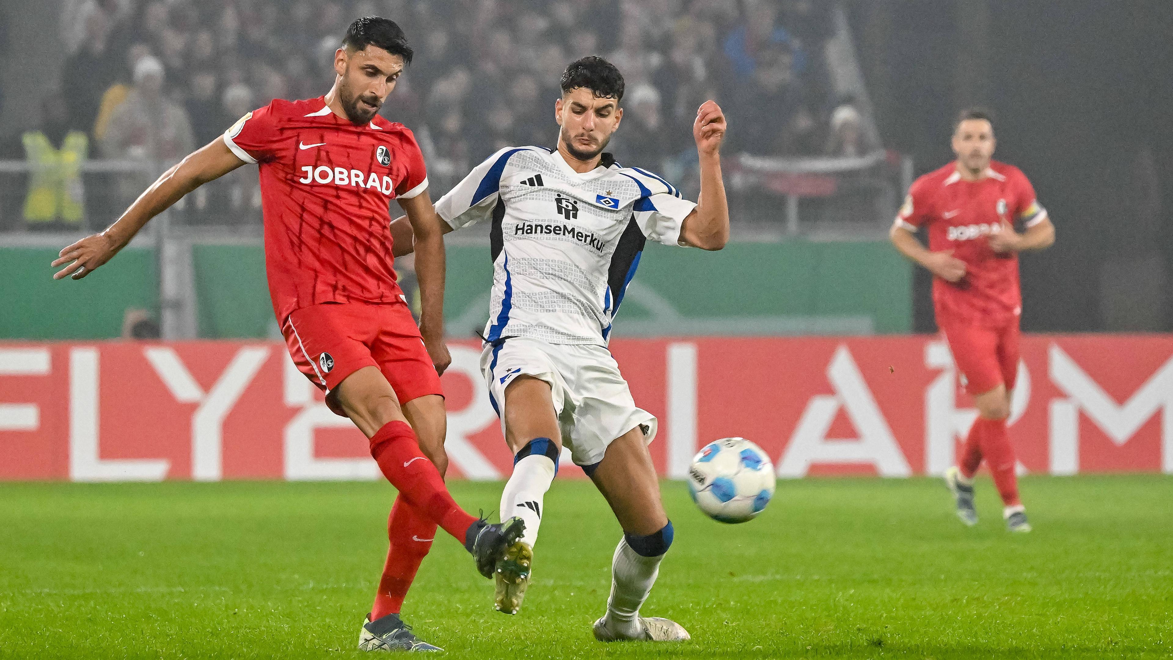 Vincenzo Grifo vom SC Freiburg und Daniel Elfadli vom Hamburger SV kämpfen um den Ball.