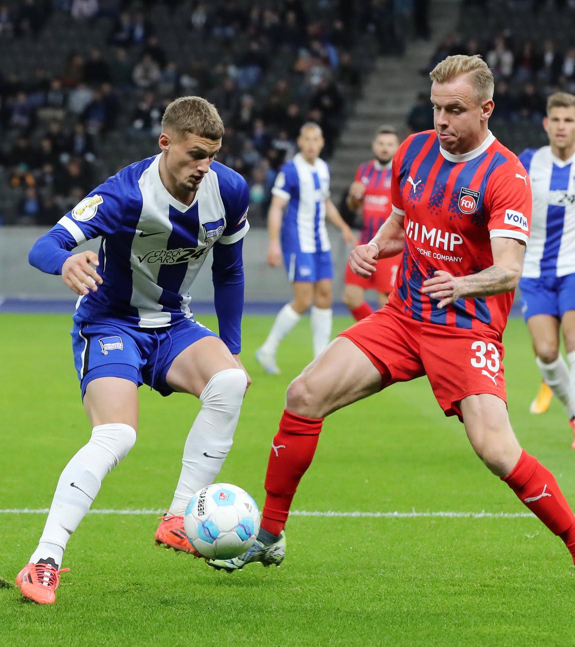 Herthas Michael Cuisance und Heidenheims Lennard Maloney im Zweikampf um den Ball.