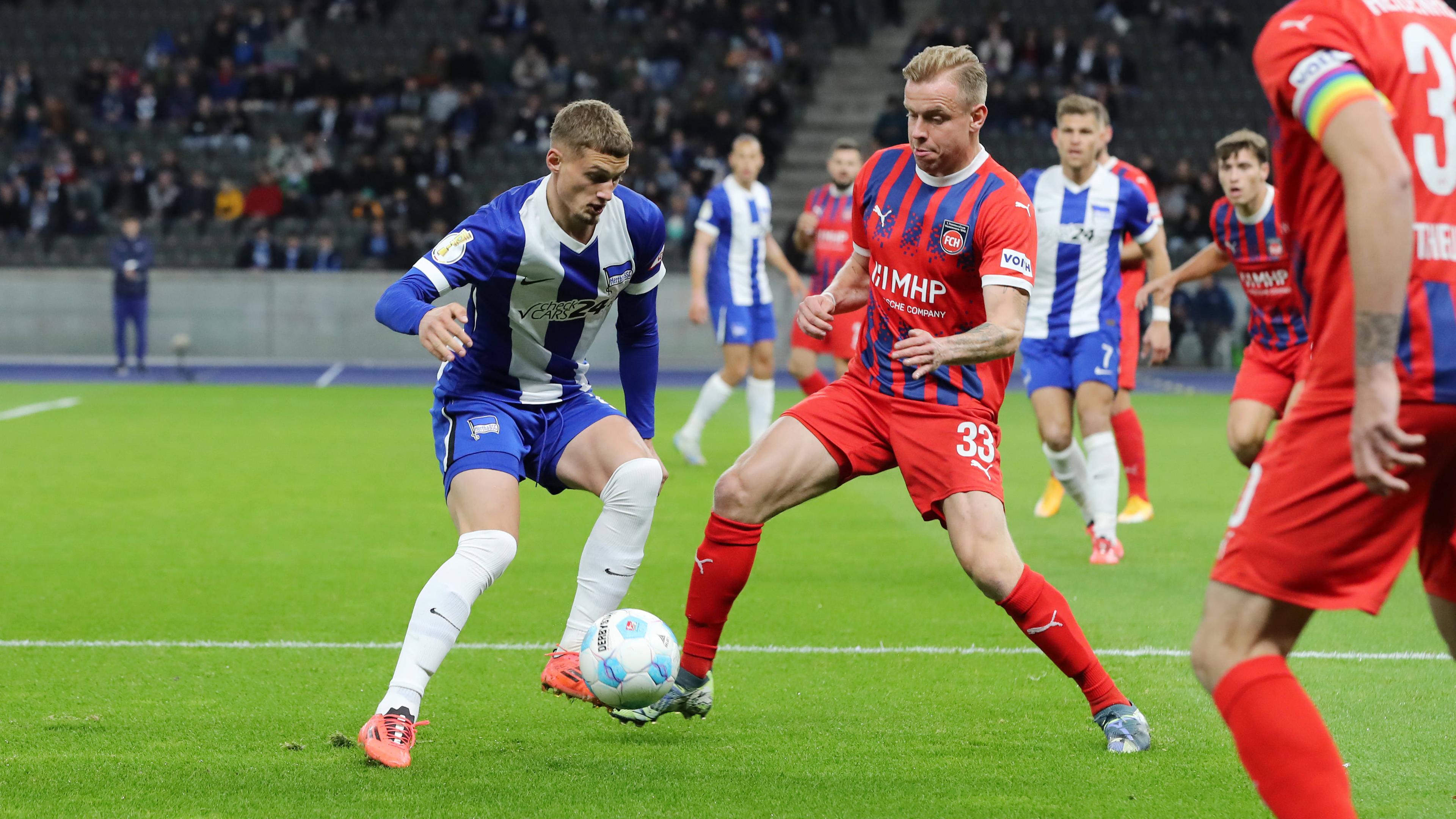 Herthas Michael Cuisance und Heidenheims Lennard Maloney im Zweikampf um den Ball.