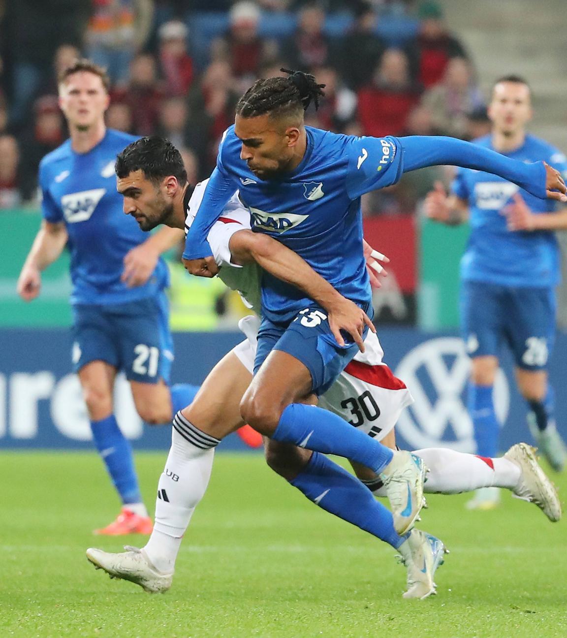 Nürnbergs Mahir Emreli und Hoffenheims Kevin Akpoguma kämpfen um den Ball.