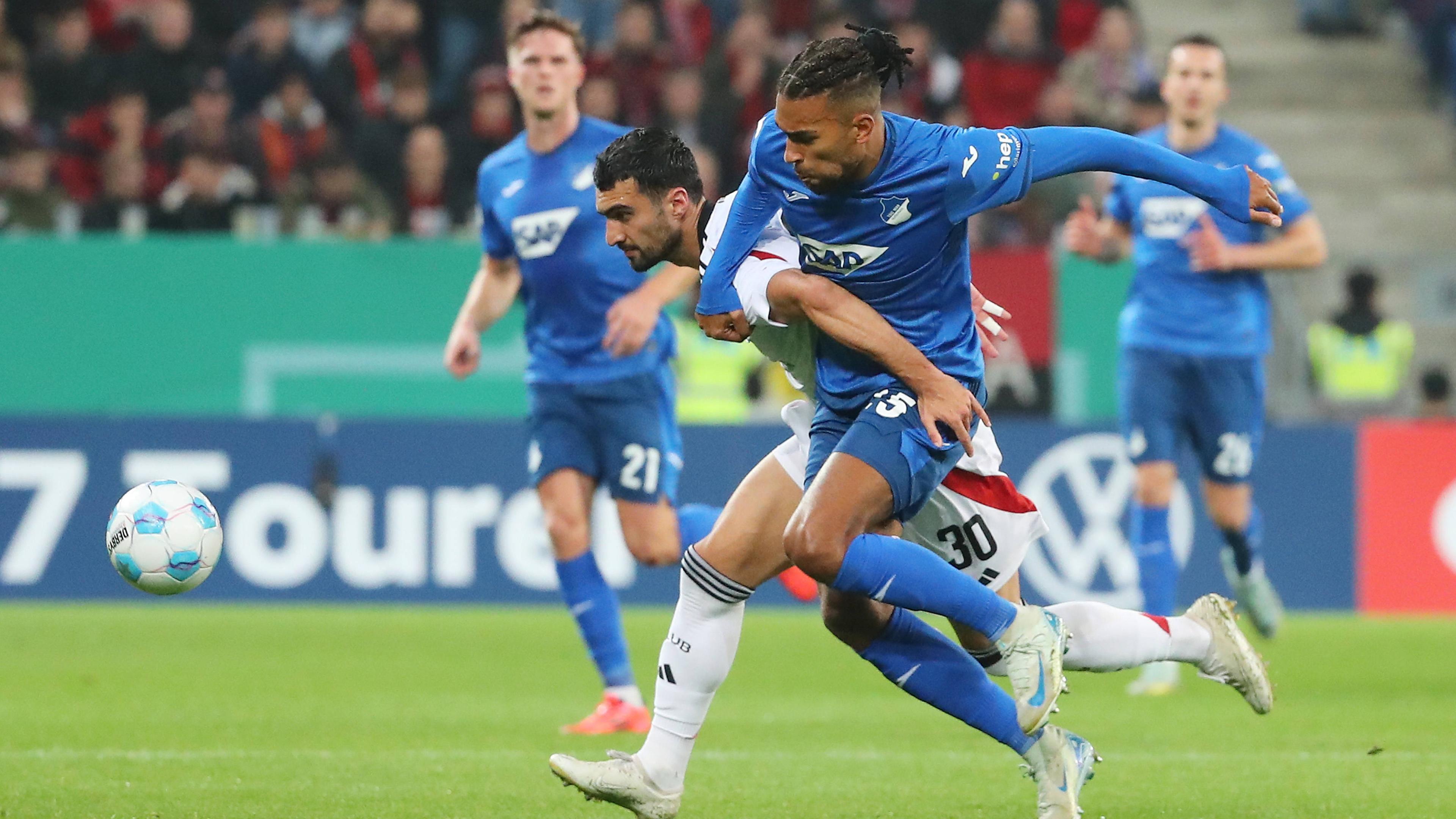 Nürnbergs Mahir Emreli und Hoffenheims Kevin Akpoguma kämpfen um den Ball.