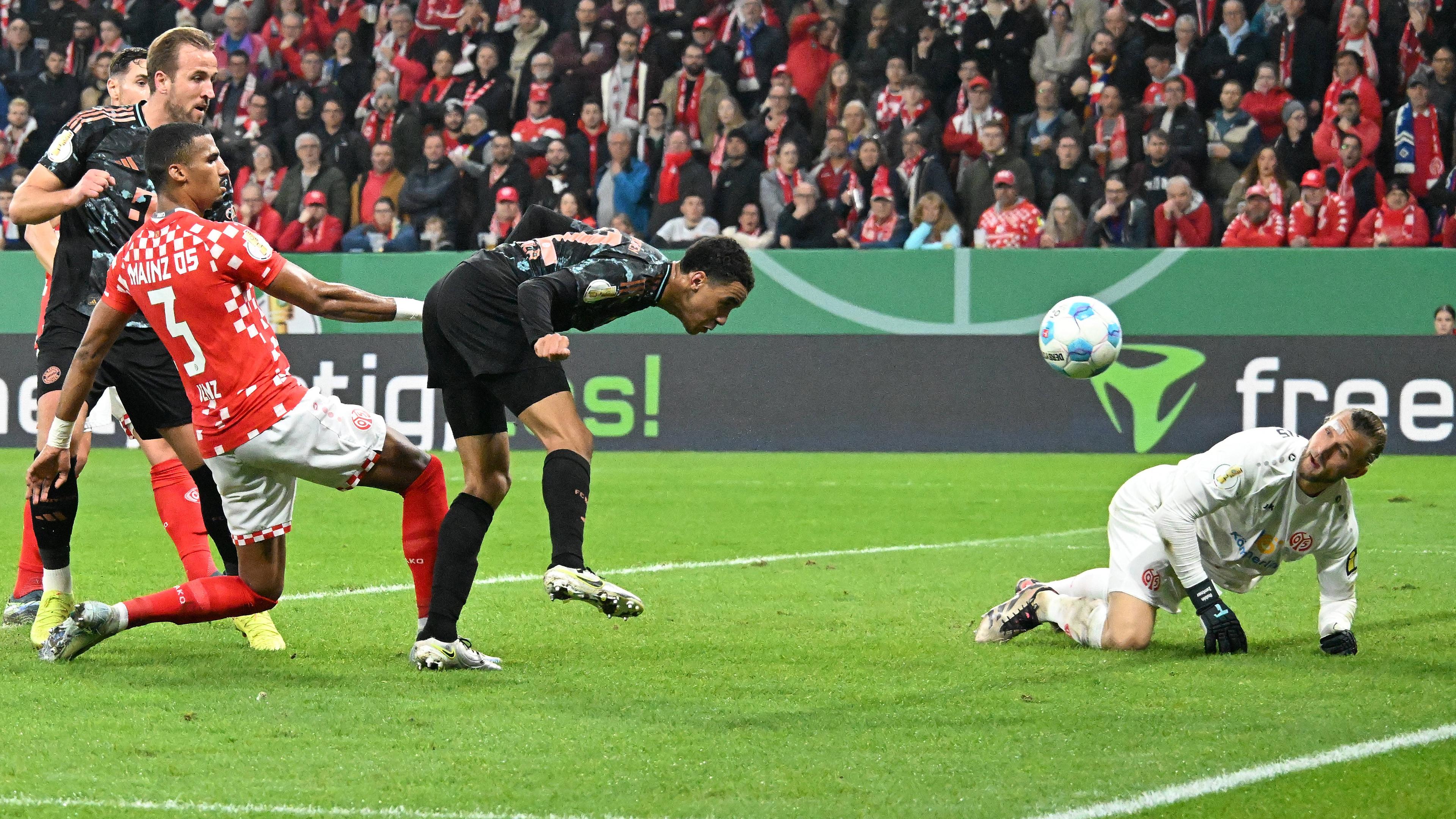 Bayern Münchens Jamal Musiala köpft den Ball ins Tor des Mainz 05.