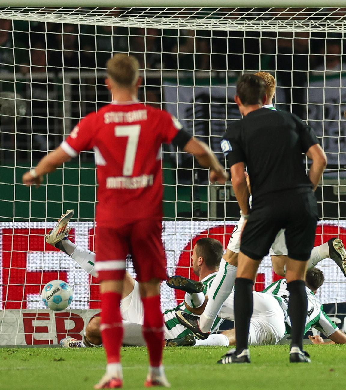 Nordrhein-Westfalen, Münster: Fußball: DFB-Pokal, Preußen Münster - VfB Stuttgar: Münsters Dominik Schad (unten M) kommt zu spät gegen den Torschuss von Stuttgarts Torschützen Angelo Stiller (2.v.r) zum 0:1.