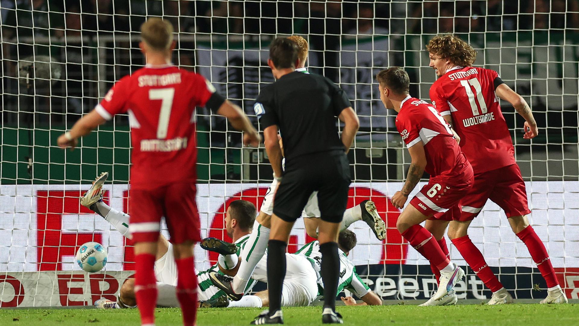 Nordrhein-Westfalen, Münster: Fußball: DFB-Pokal, Preußen Münster - VfB Stuttgar: Münsters Dominik Schad (unten M) kommt zu spät gegen den Torschuss von Stuttgarts Torschützen Angelo Stiller (2.v.r) zum 0:1.