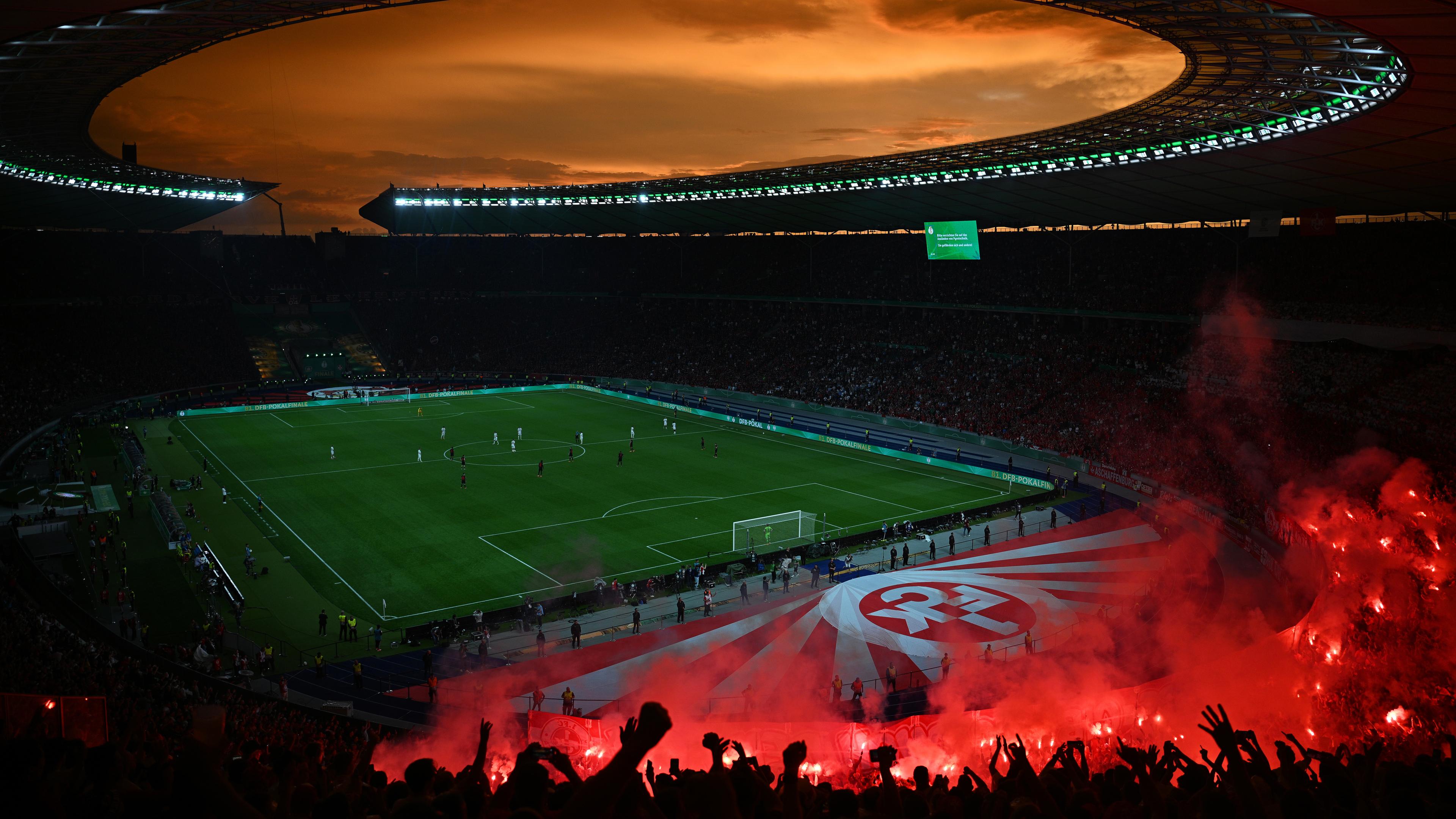 Fans von Kaiserslautern zünden Pyrotechnik beim DFB-Pokalfinale am 25.05.2024.