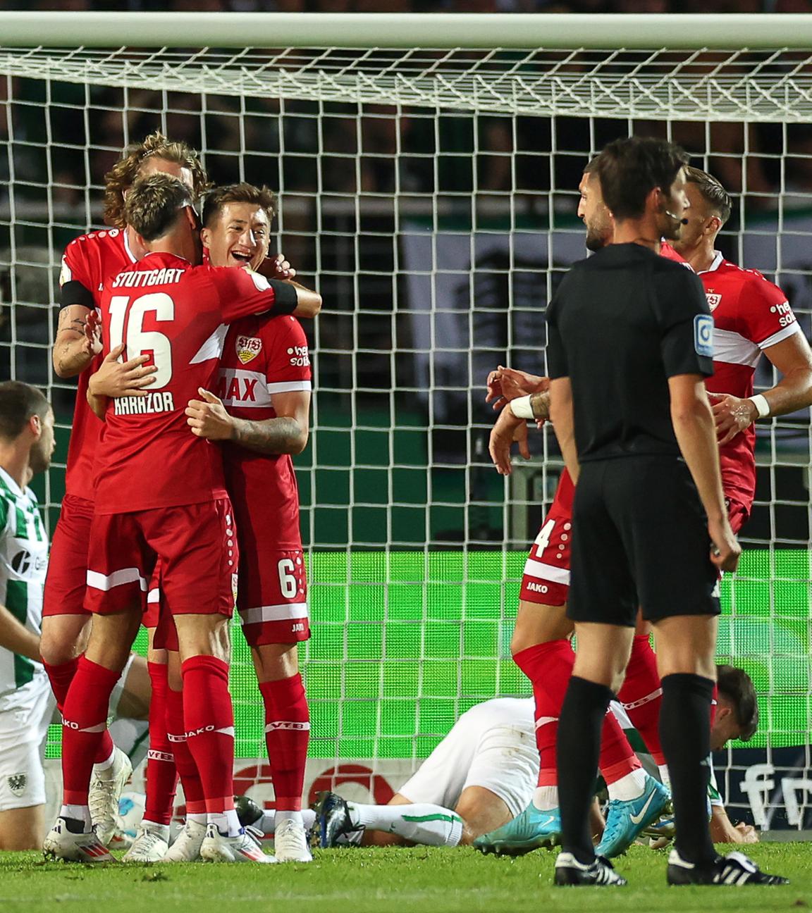 Stuttgarts Torschütze Angelo Stiller (4.v.l) feiert mit den Teamkollegen seinen Treffer zum 0:1. 