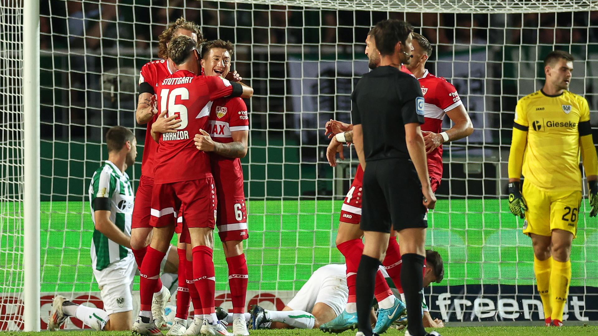 Stuttgarts Torschütze Angelo Stiller (4.v.l) feiert mit den Teamkollegen seinen Treffer zum 0:1. 