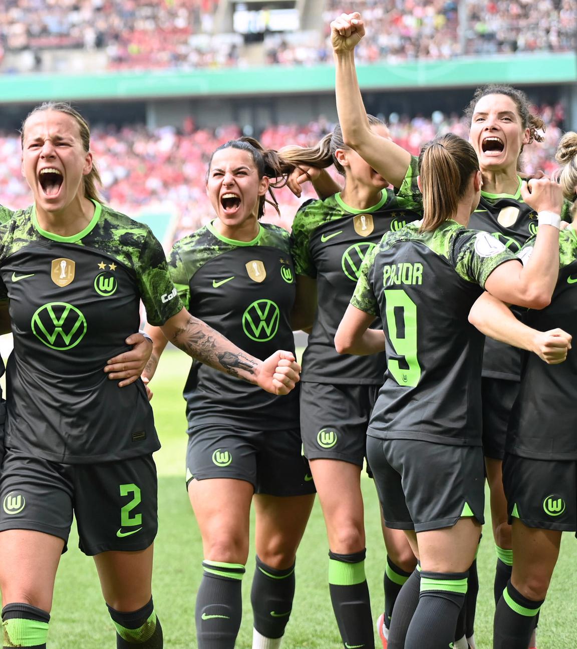 Jubelnde Wolfsburgerinnen nach der 0:2 Führung