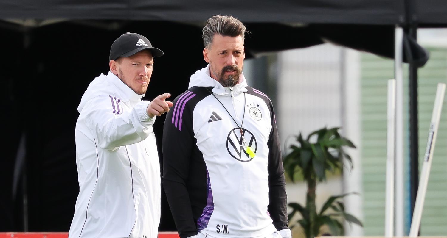 Deutschlands Trainer Julian Nagelsmann und Assistenztrainer Sandro Wagner verfolgen das Training der deutschen Nationalmannschaft.