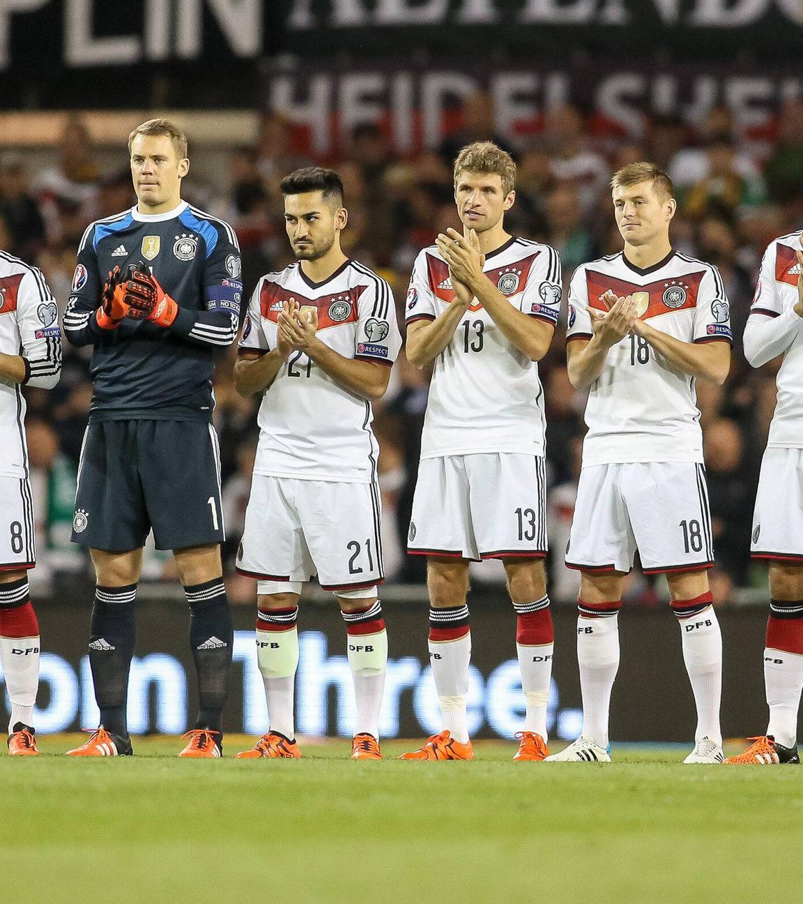 Die deutschen Spieler Manuel Neuer, Thomas Müller, Ilkay Gündogan und Toni Kroos vor dem EM-Qualifikationsspiel gegen Irland 2015.