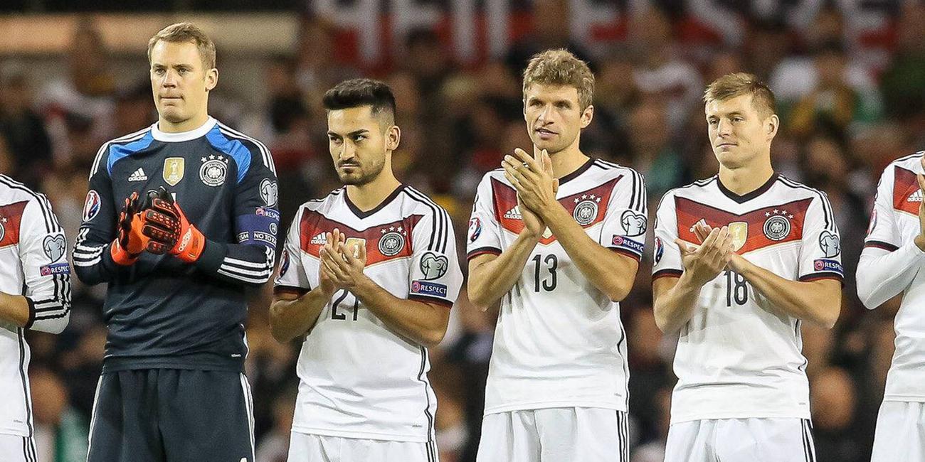 Die deutschen Spieler Manuel Neuer, Thomas Müller, Ilkay Gündogan und Toni Kroos vor dem EM-Qualifikationsspiel gegen Irland 2015.