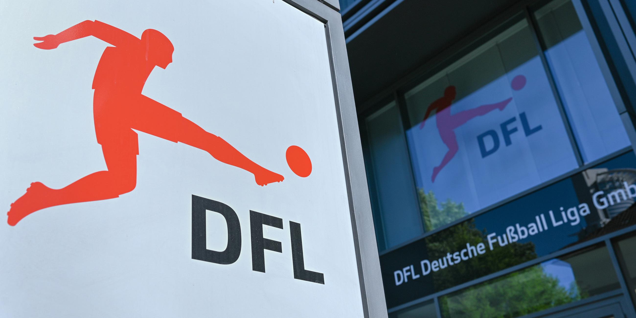 Das Logo der deutschen Fußball Liga (DFL) prangt im Frankfurter Westend vor einem Bürohaus, Sitz der DFL-Zentrale. 