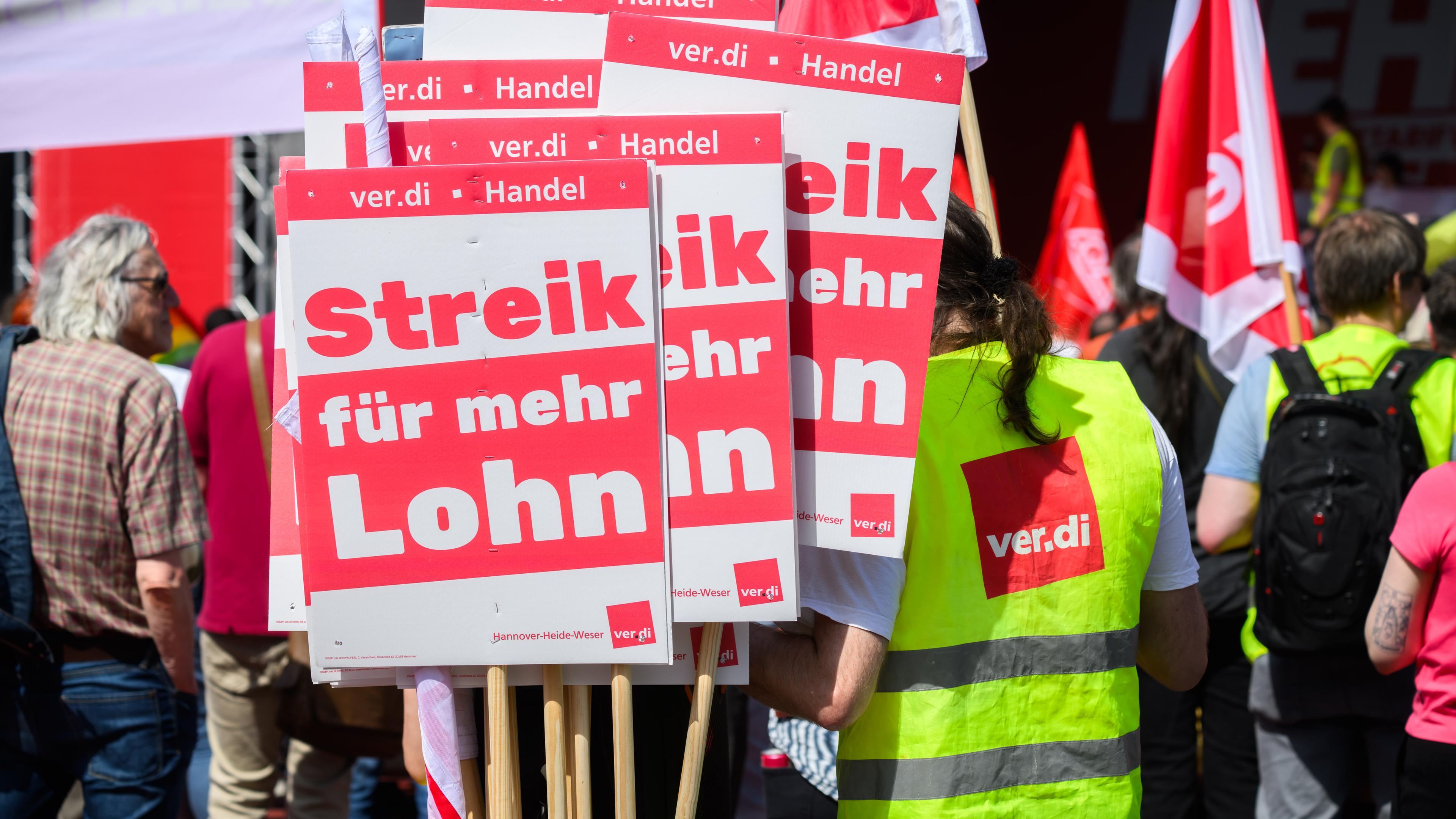 Schilder mit Aufschrift «Streik für mehr Lohn» stehen bei der Hauptkundgebung des Deutschen Gewerkschaftsbundes (DGB) zum 1. Mai