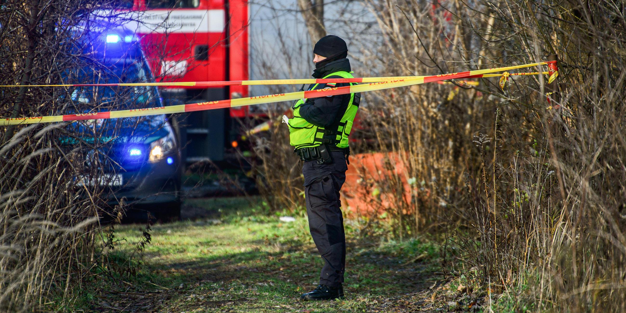 Ein Polizist sichert die Unglücksstelle