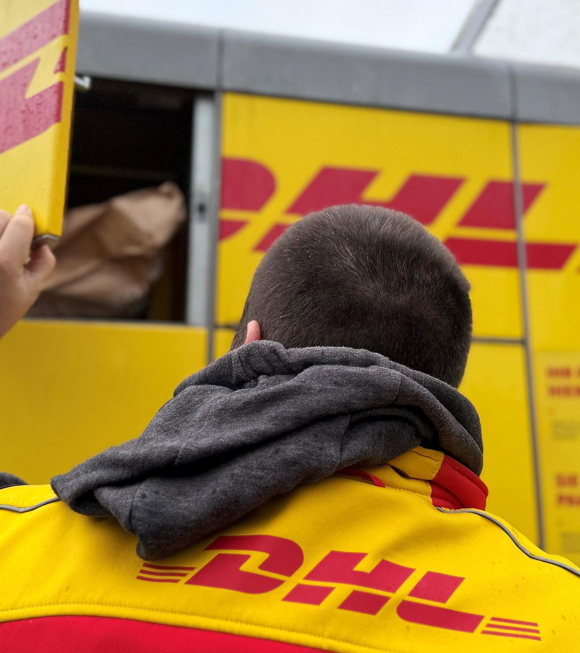 DHL-Paketbote an Packstation, aufgenommen am 02.12.2024 in Düsseldorf