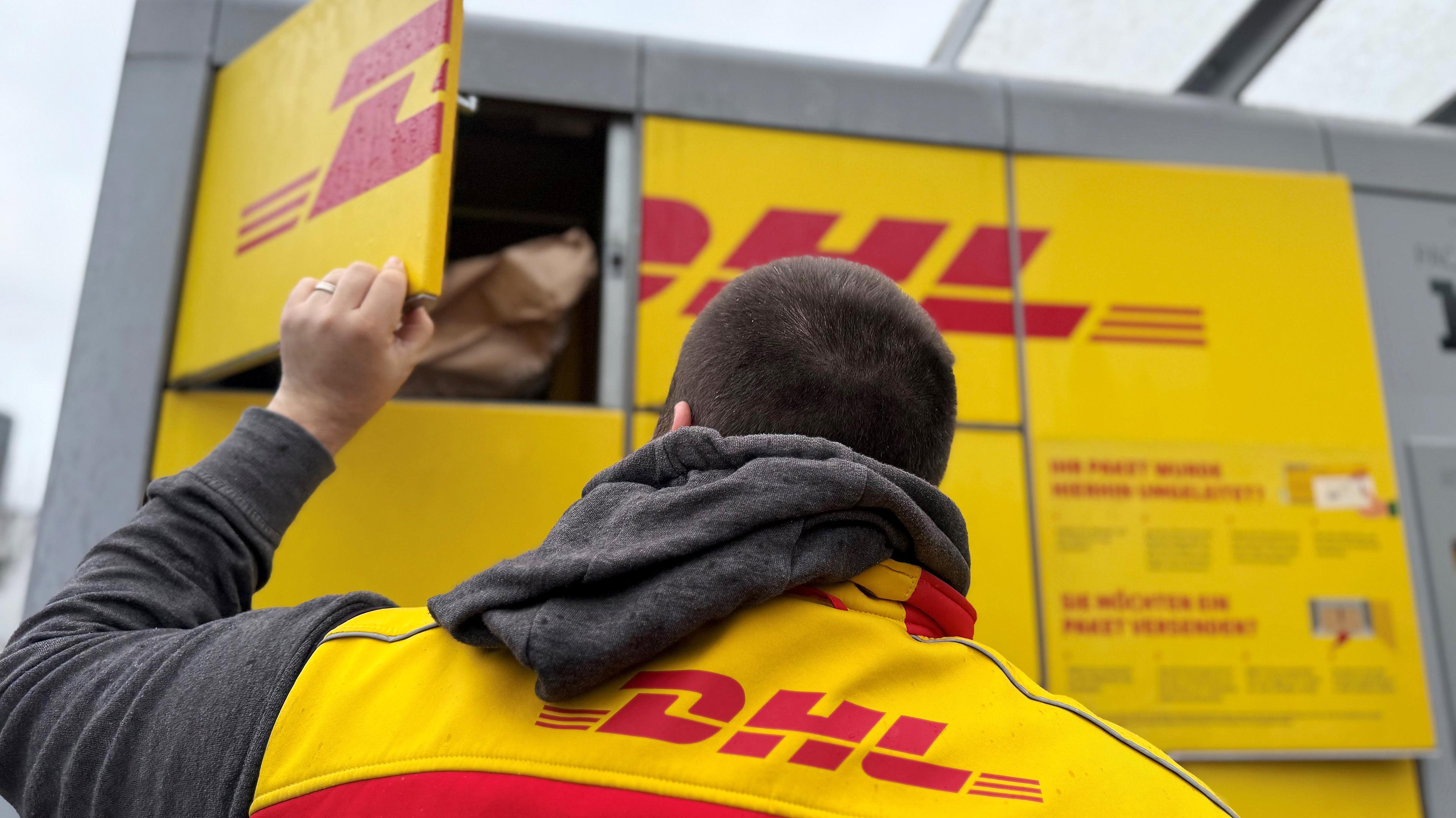 DHL-Paketbote an Packstation, aufgenommen am 02.12.2024 in Düsseldorf