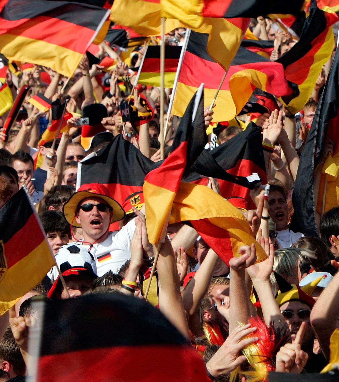 "Die 2000er - Jahrzehnt der Spaltung: 2005-2007 - Sommermärchen und Kanzlerkrawall": Jubelnde deutsche Fussballfans bei der WM 2006.