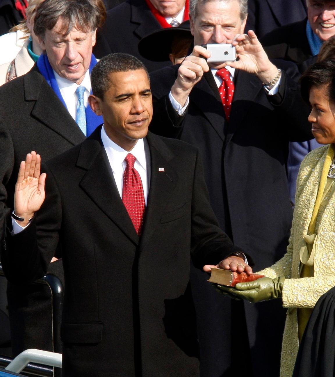 "Die 2000er - Jahrzehnt der Spaltung: 2008-2009 - Obama-Rausch und Banken-Crash": Barack Obama schwört auf die Lincoln-Bibel, die Michelle Obama hält, am 20. Januar 2009